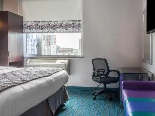 Bed in Umbrella Hotel Bronx