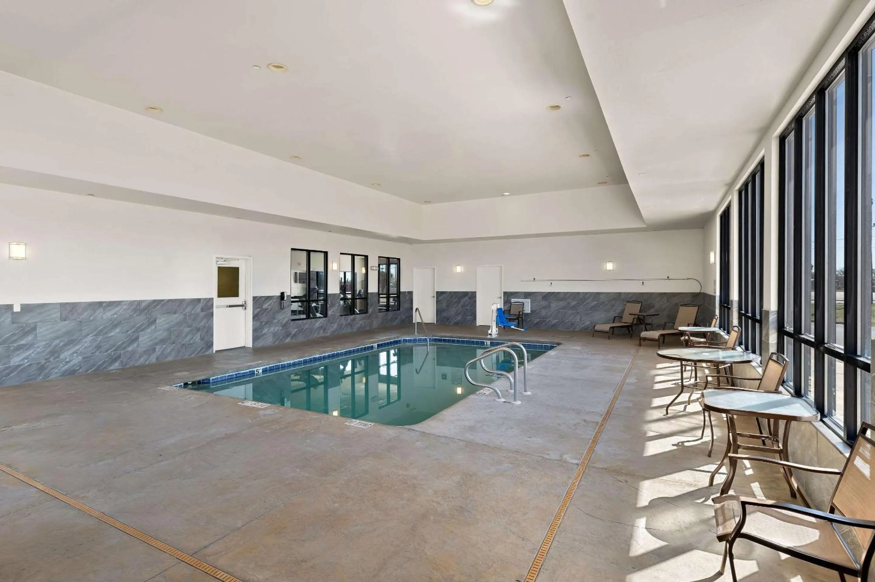 Swimming pool in Comfort Inn & Suites Lovington