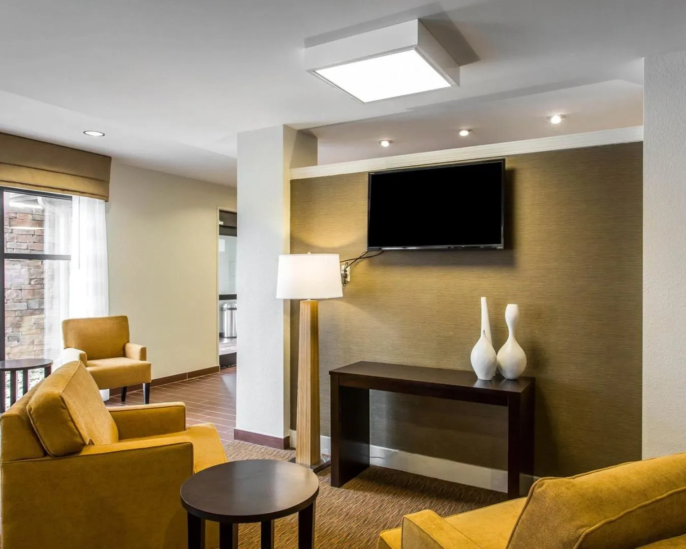 Communal lounge/ TV room in Sleep Inn & Suites Dayton South