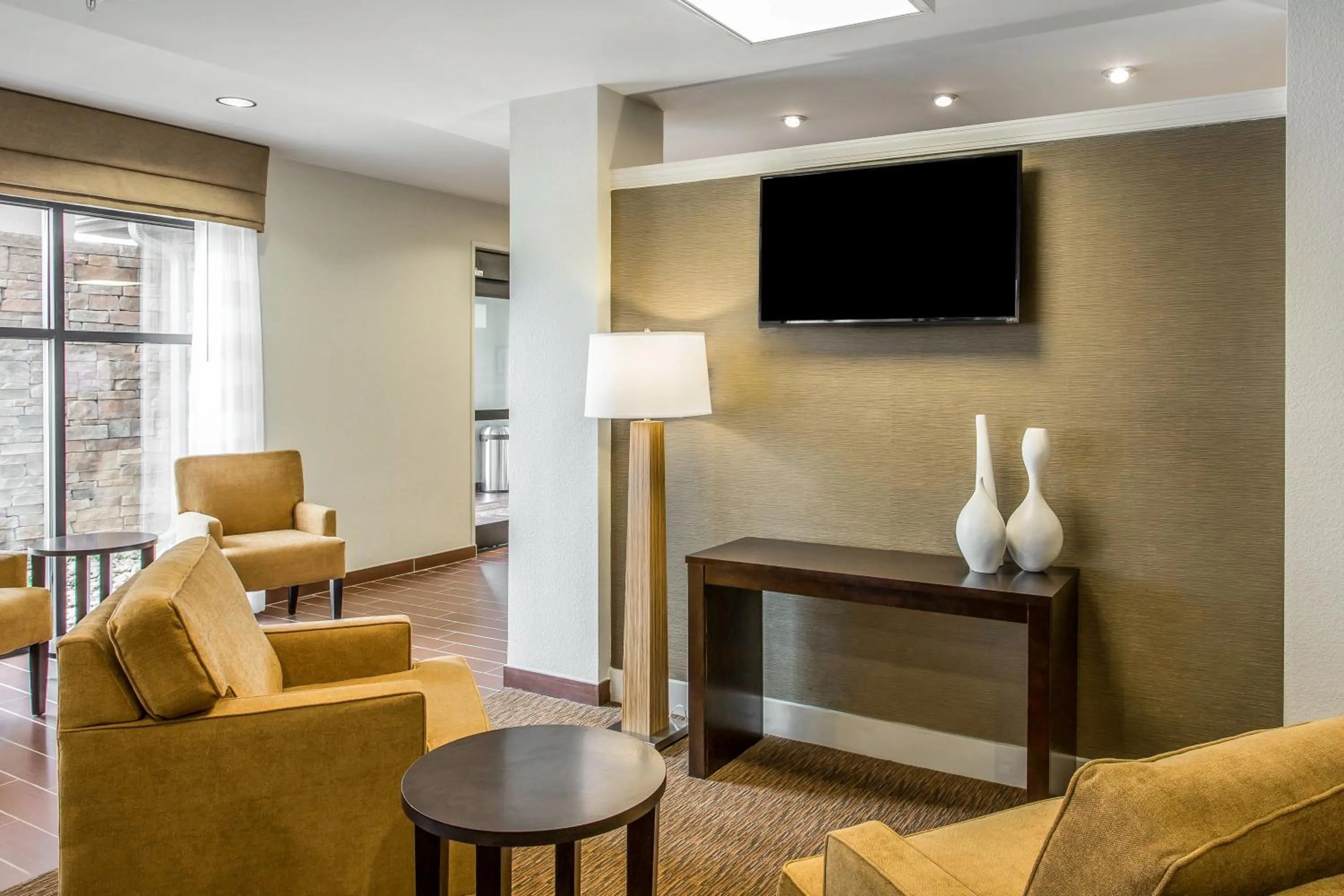 Communal lounge/ TV room in Sleep Inn & Suites Dayton South