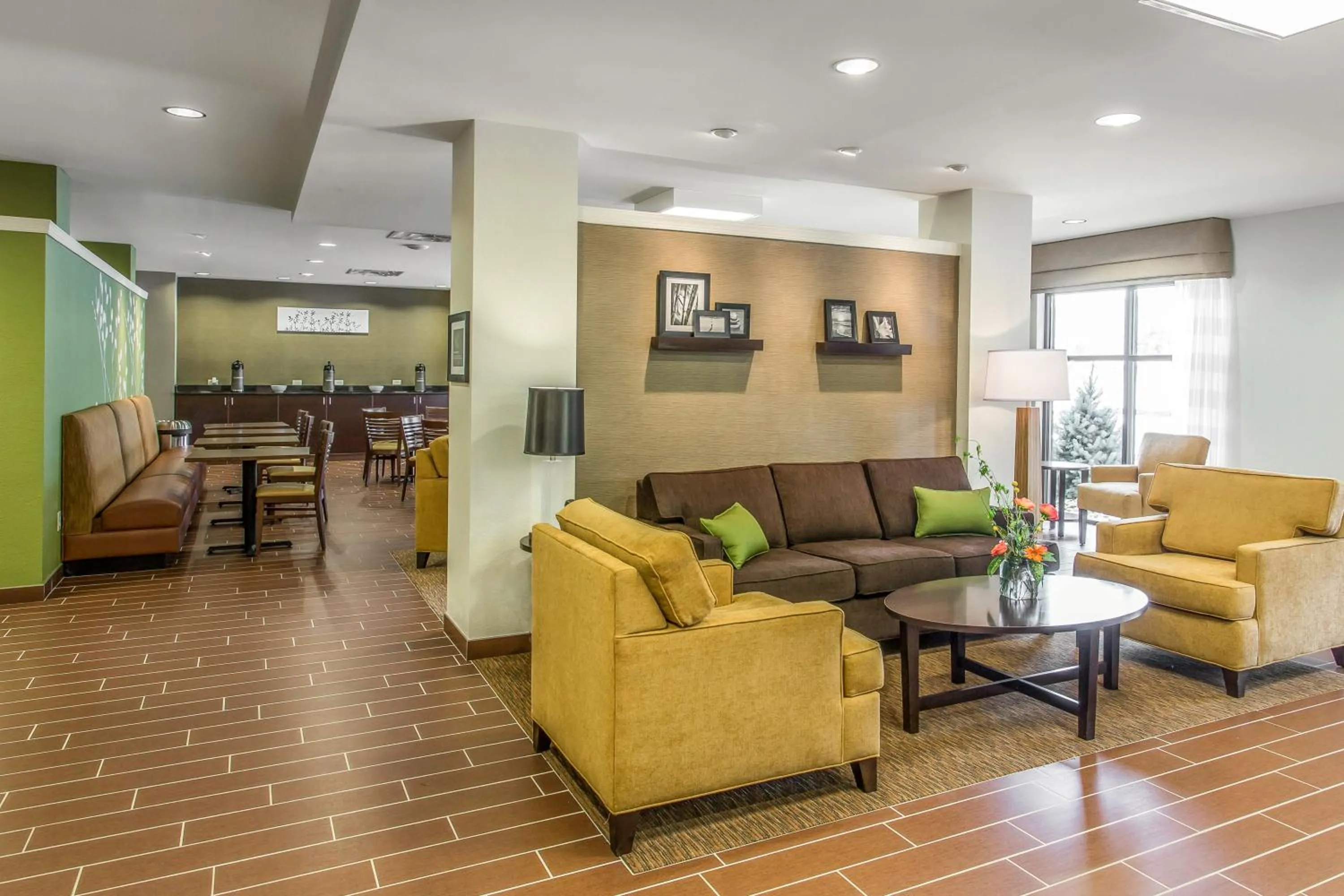 Communal lounge/ TV room in Sleep Inn & Suites Dayton South