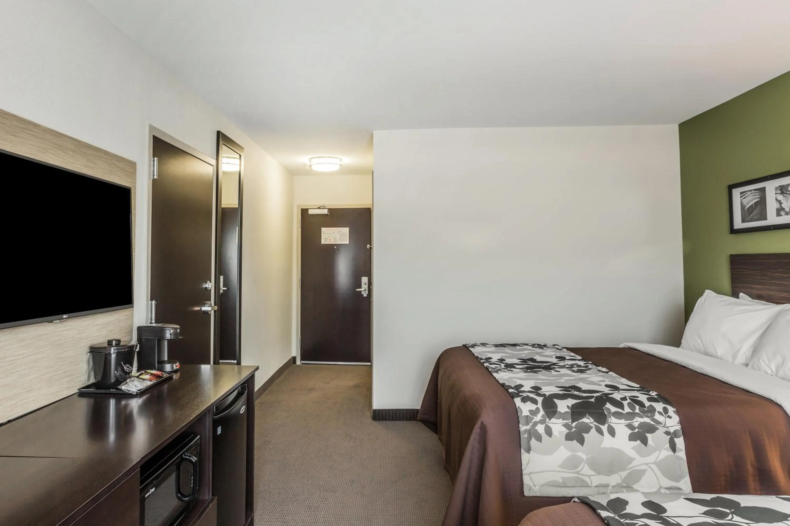 TV and multimedia, Bed in Sleep Inn & Suites Dayton South