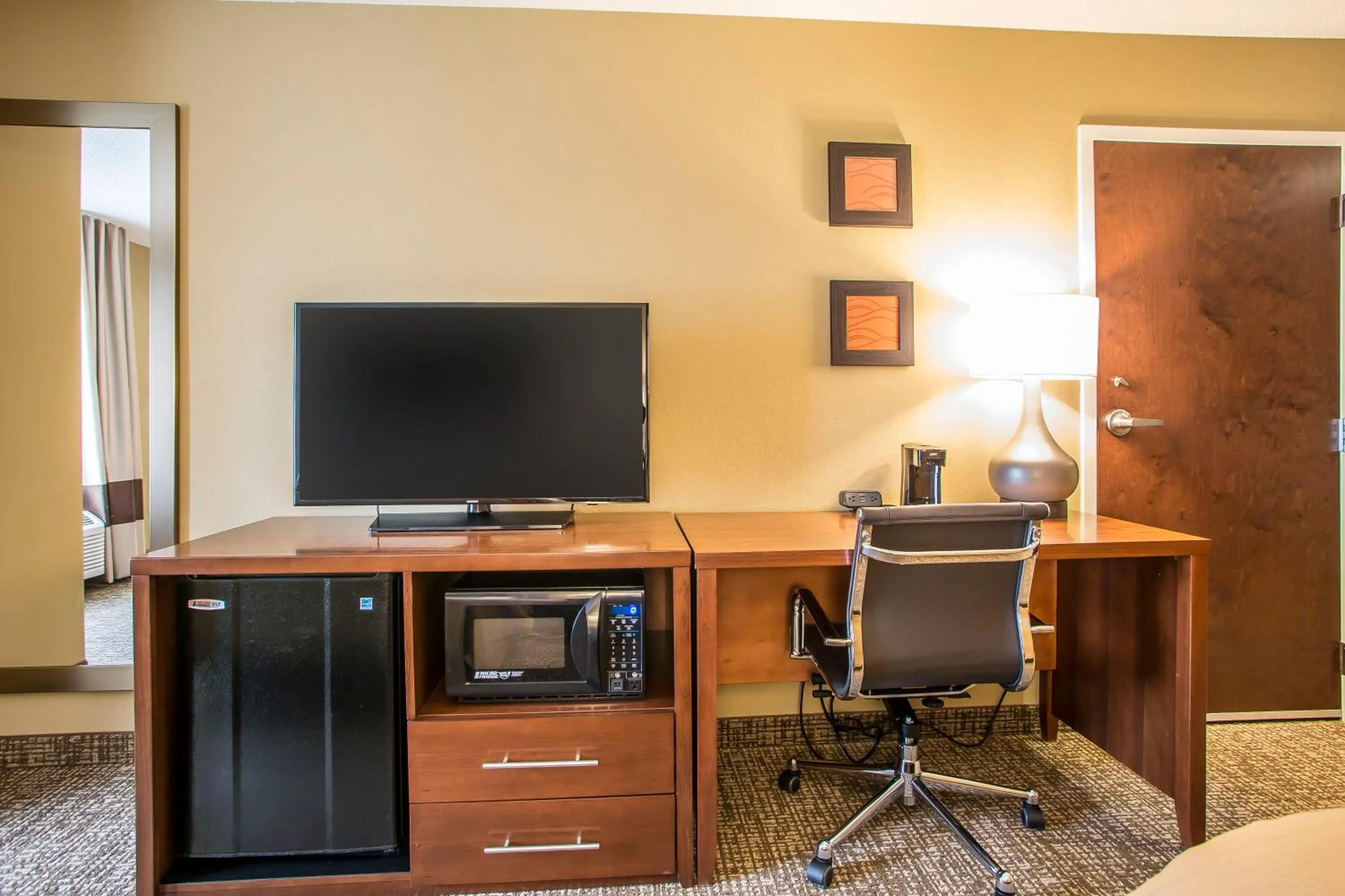 TV and multimedia in Comfort Inn PA Turnpike - I-81