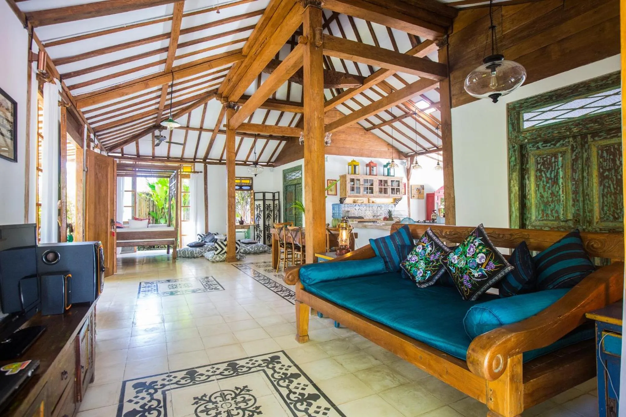 TV and multimedia in Lata Lama