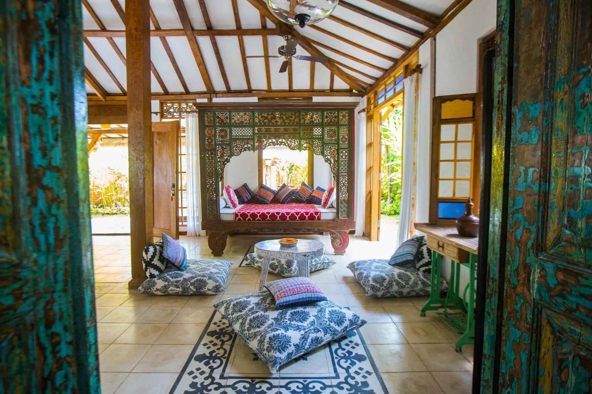 Living room, Bed in Lata Lama