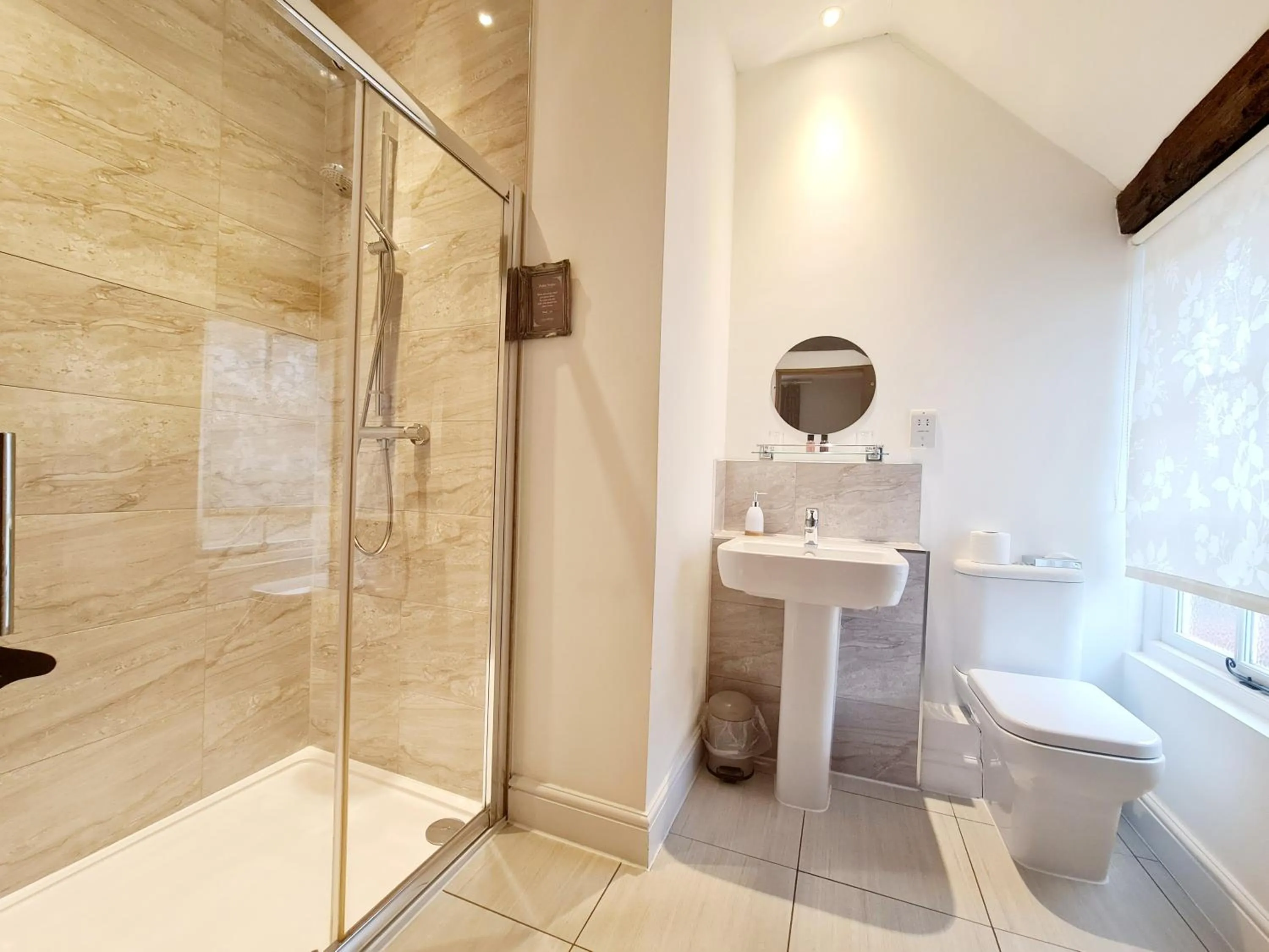 Shower in The Harvard Inn