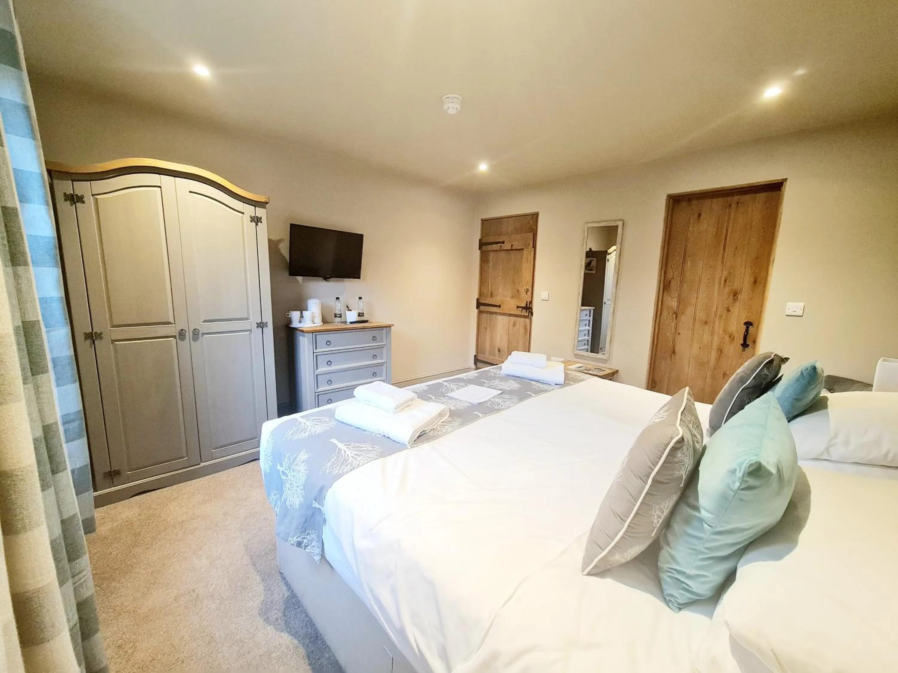 Bed in The Harvard Inn