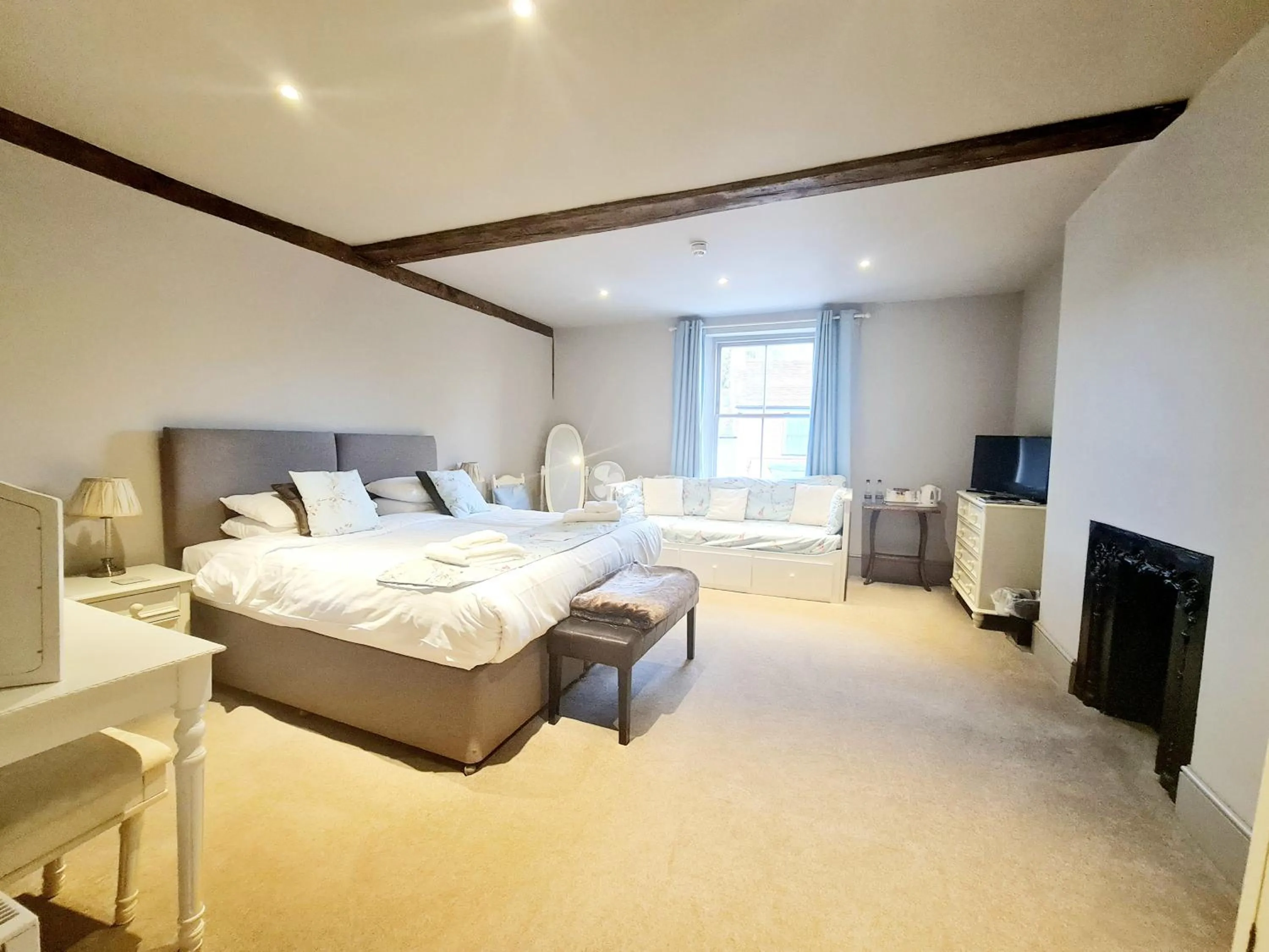 Family, Bed in The Harvard Inn