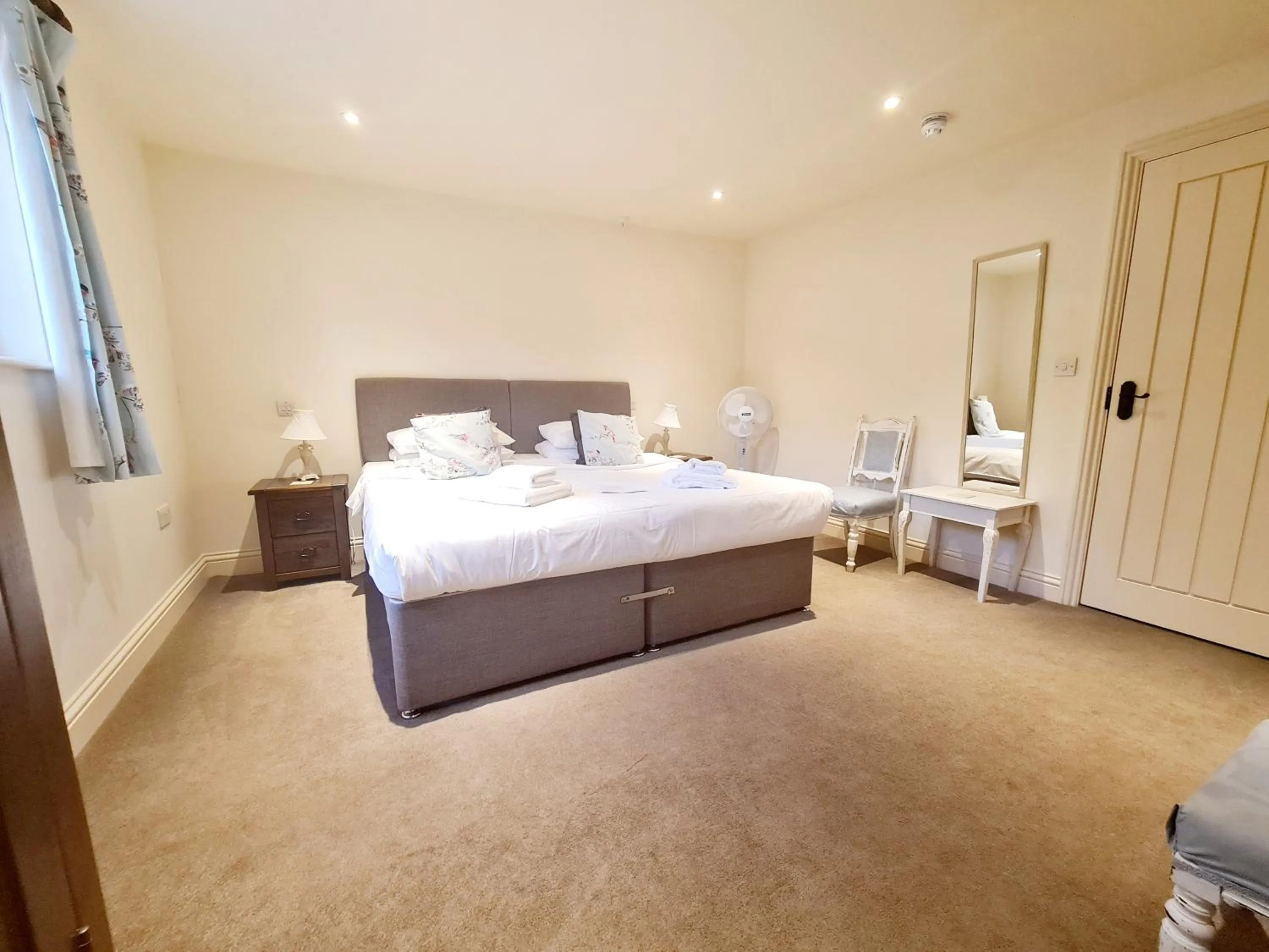 Bedroom, Bed in The Harvard Inn