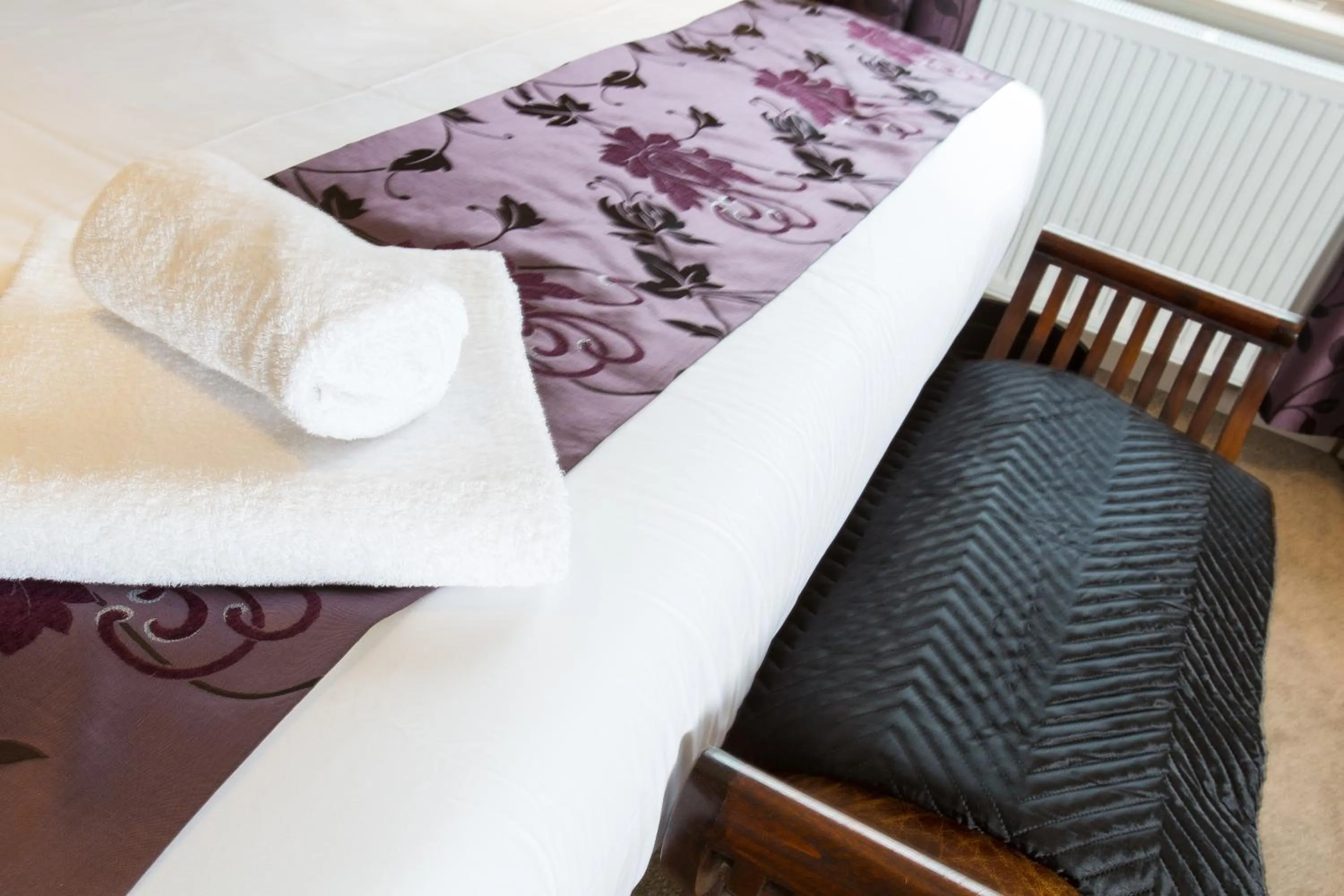 Bed in The Harvard Inn