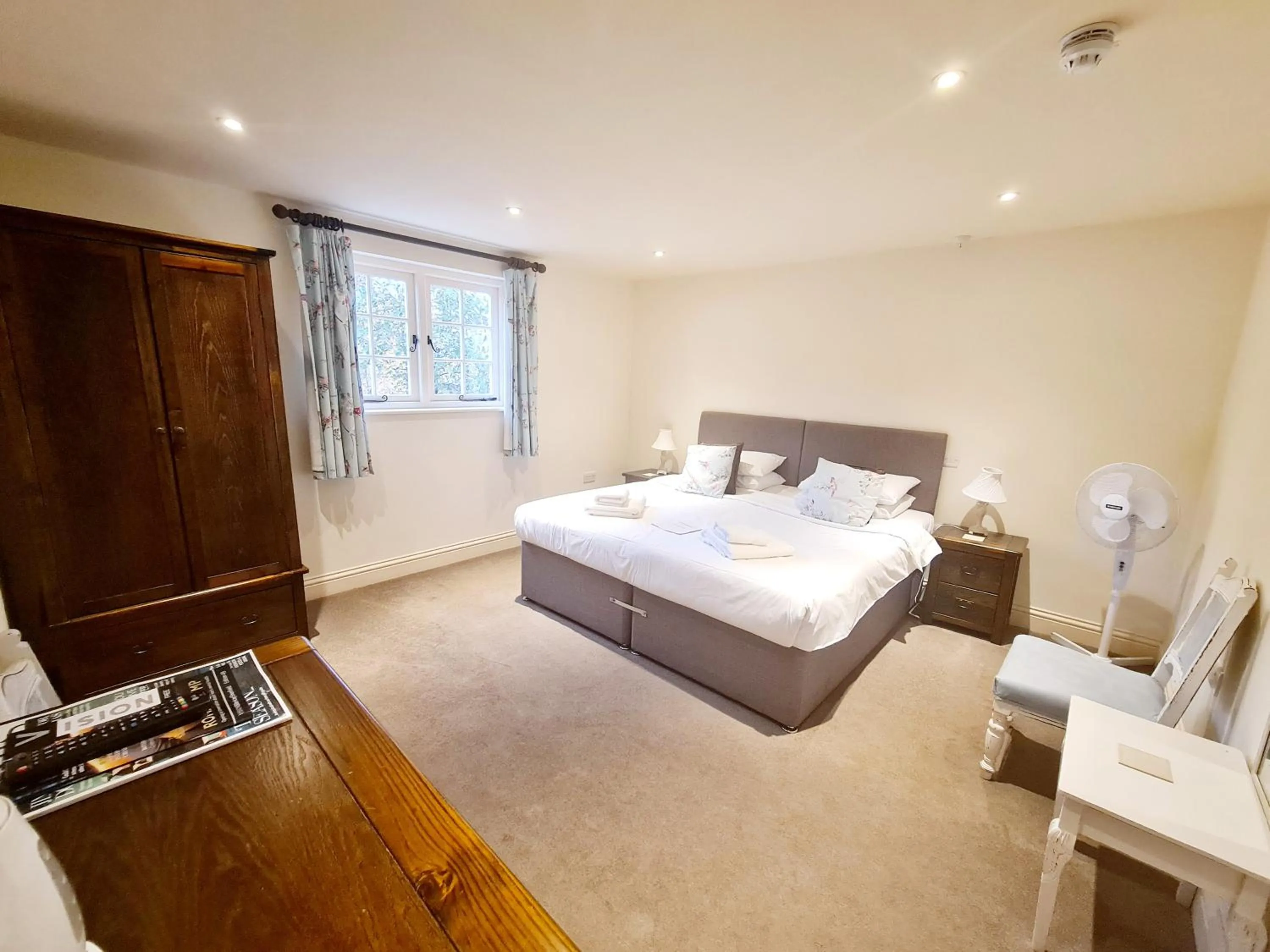 Bedroom, Bed in The Harvard Inn