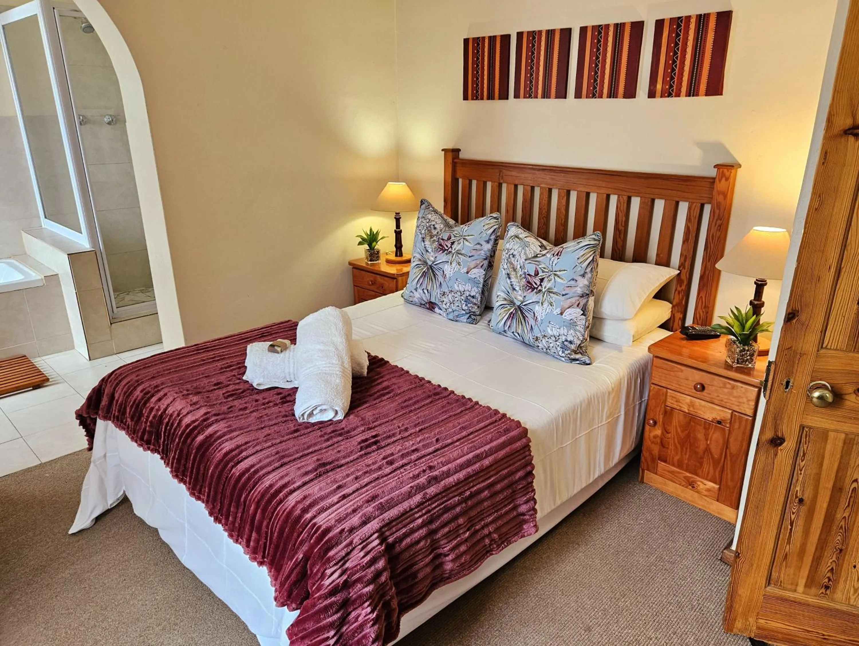 Bedroom, Bed in Rawsonville House