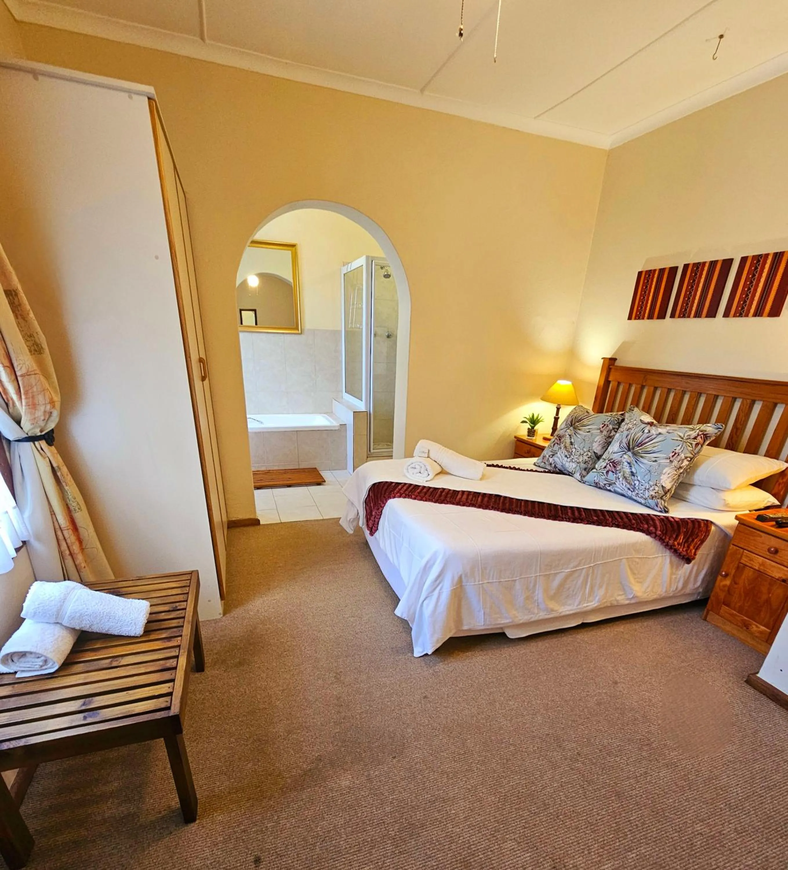 Bedroom, Bed in Rawsonville House