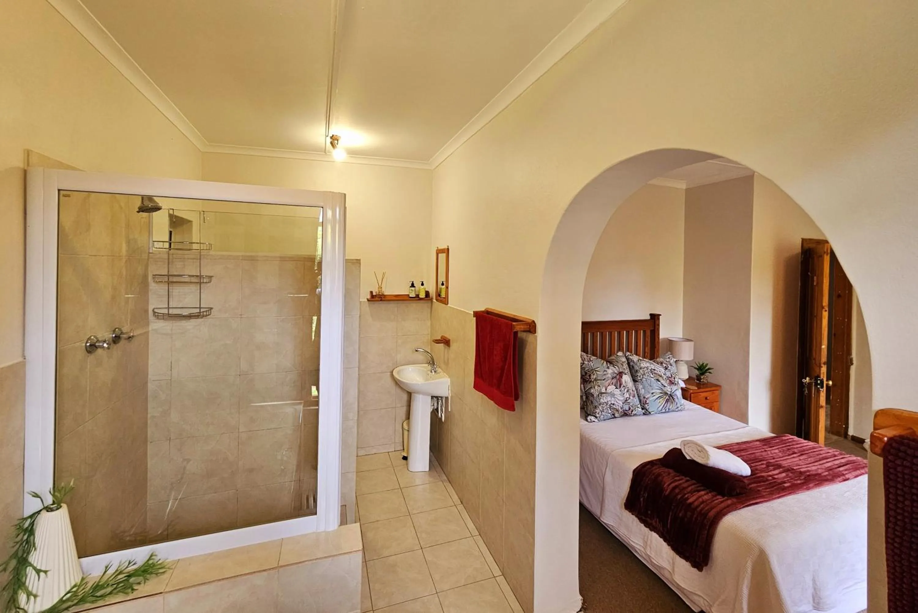 Bathroom, Bed in Rawsonville House
