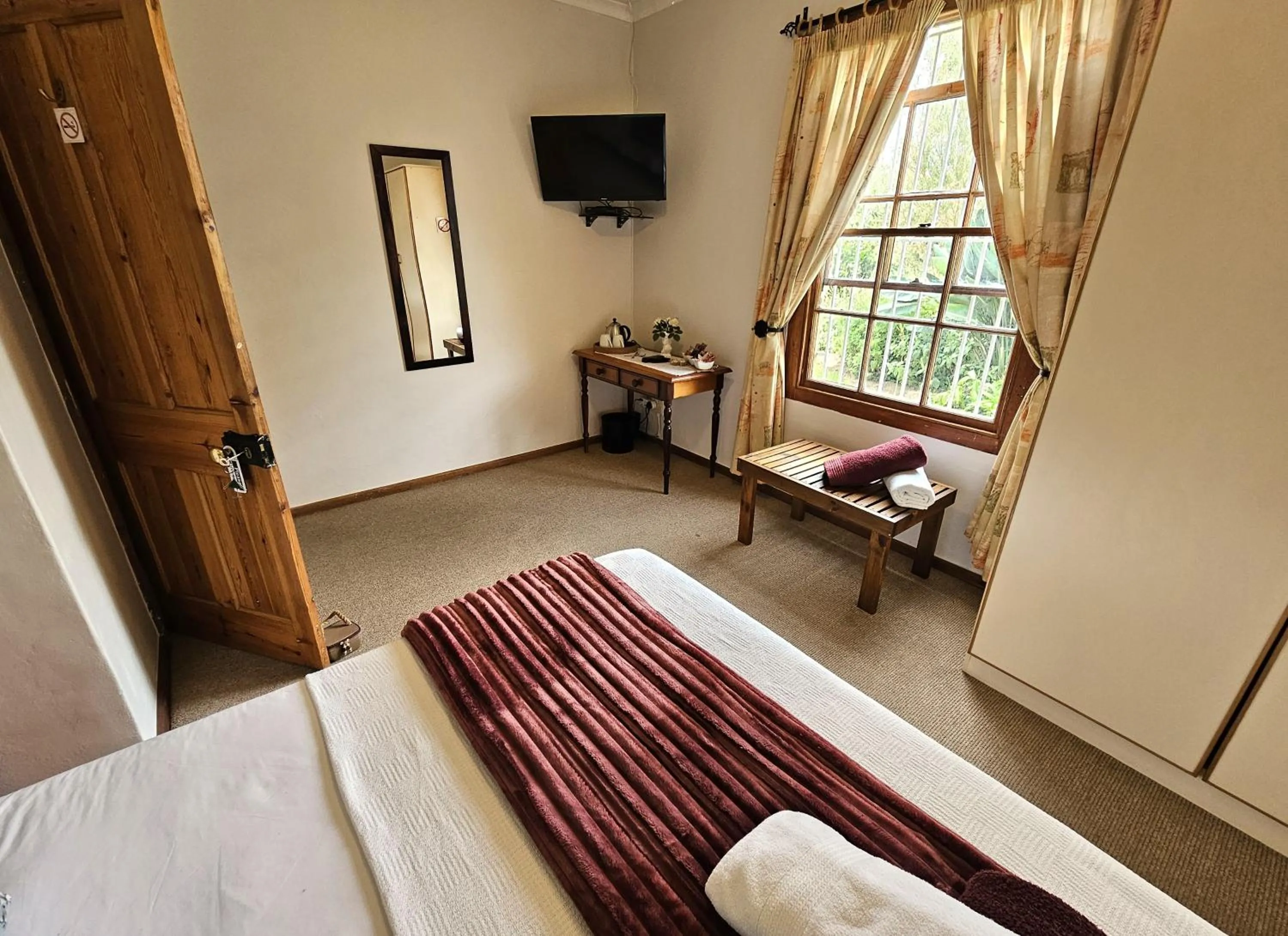 Bedroom, Bed in Rawsonville House