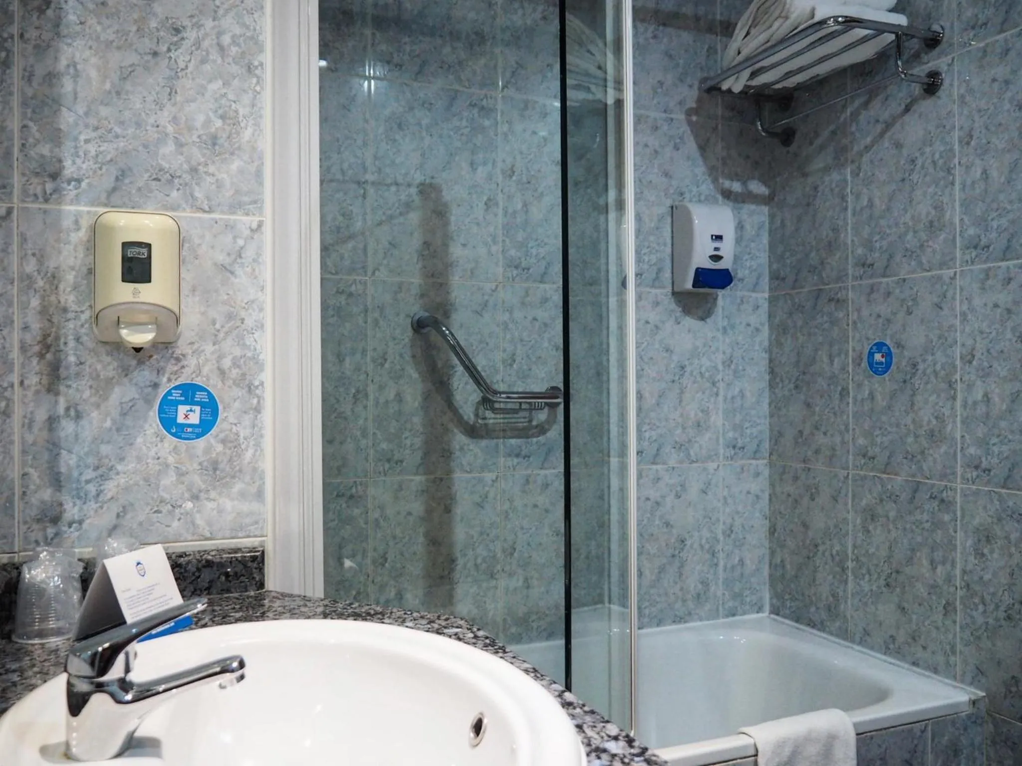 Bathroom in Hotel Humanes