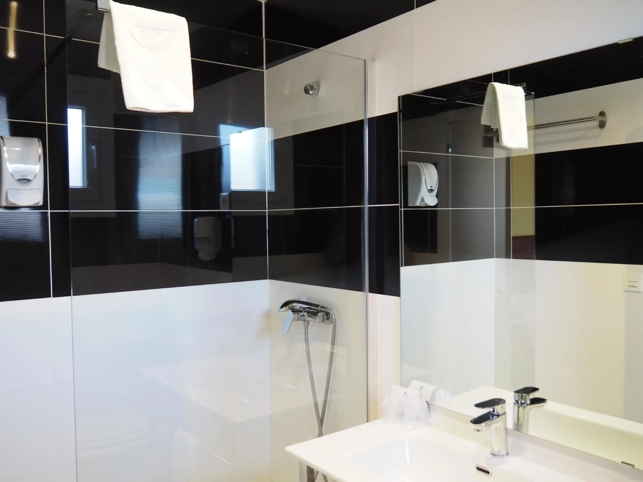 Shower in Hotel Humanes