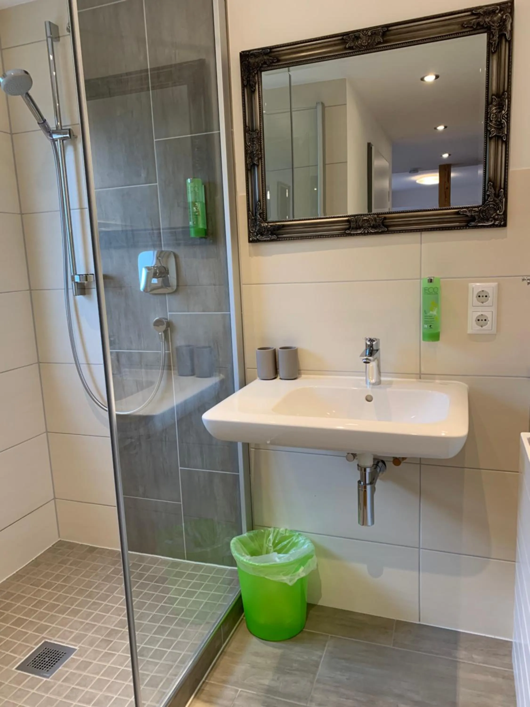 Shower in Hotel Vintage Am Bundesbank-Bunker