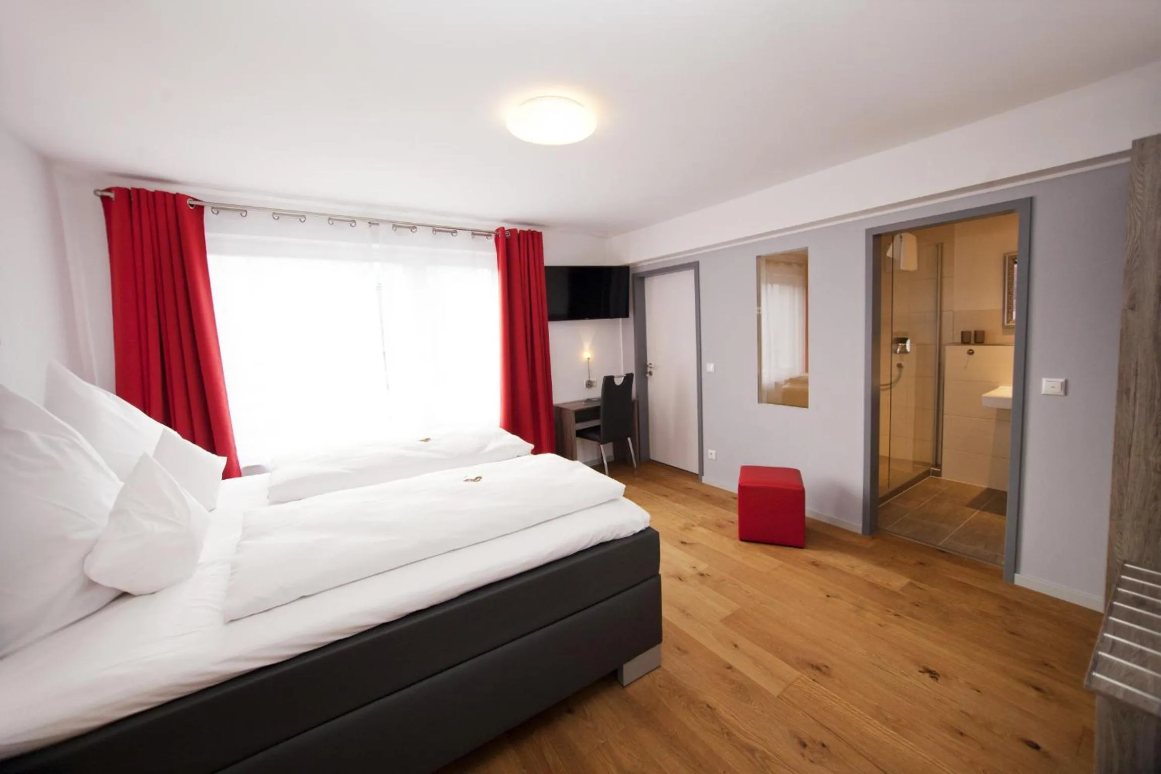 Photo of the whole room in Hotel Vintage Am Bundesbank-Bunker