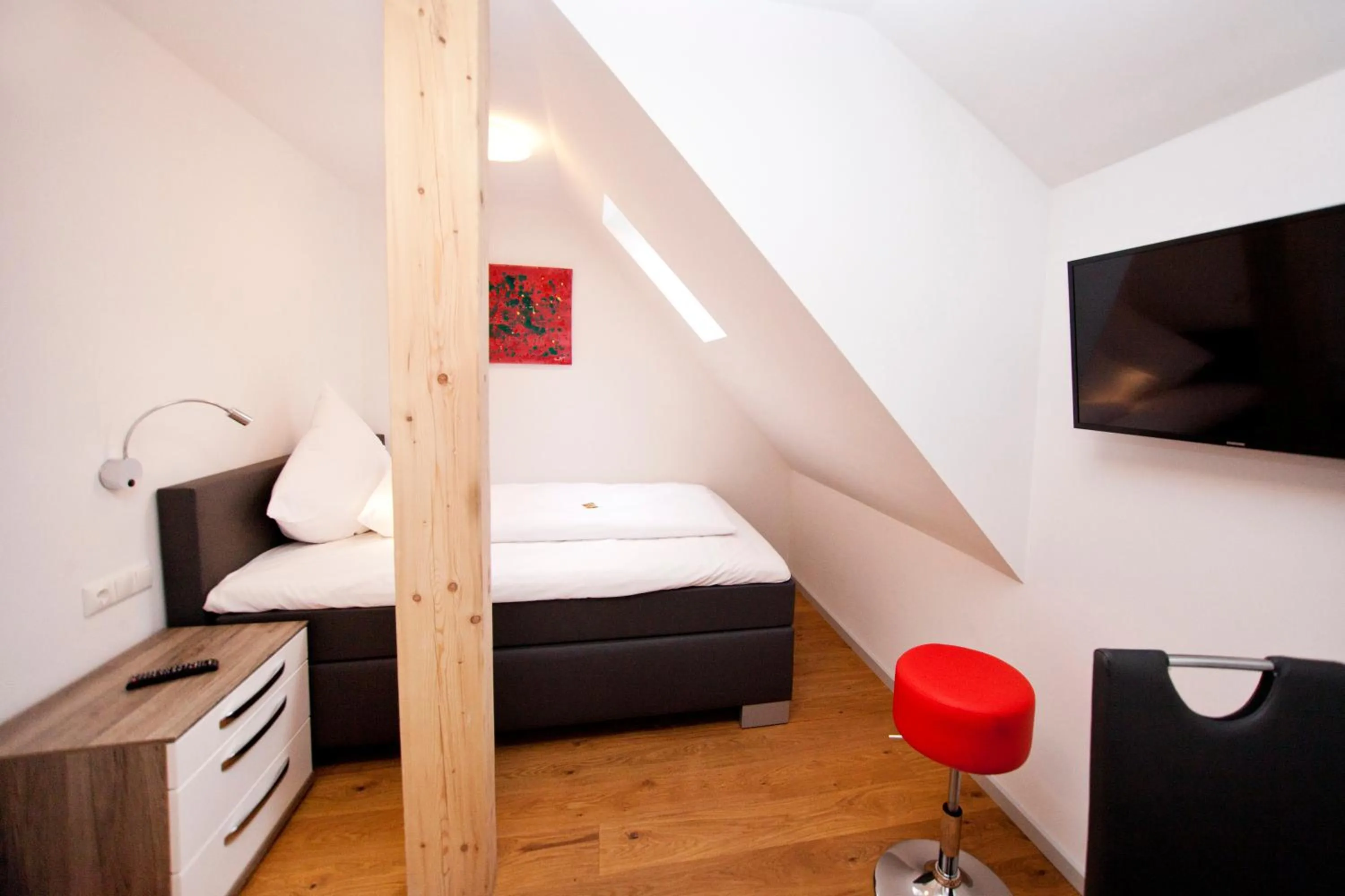 Photo of the whole room in Hotel Vintage Am Bundesbank-Bunker