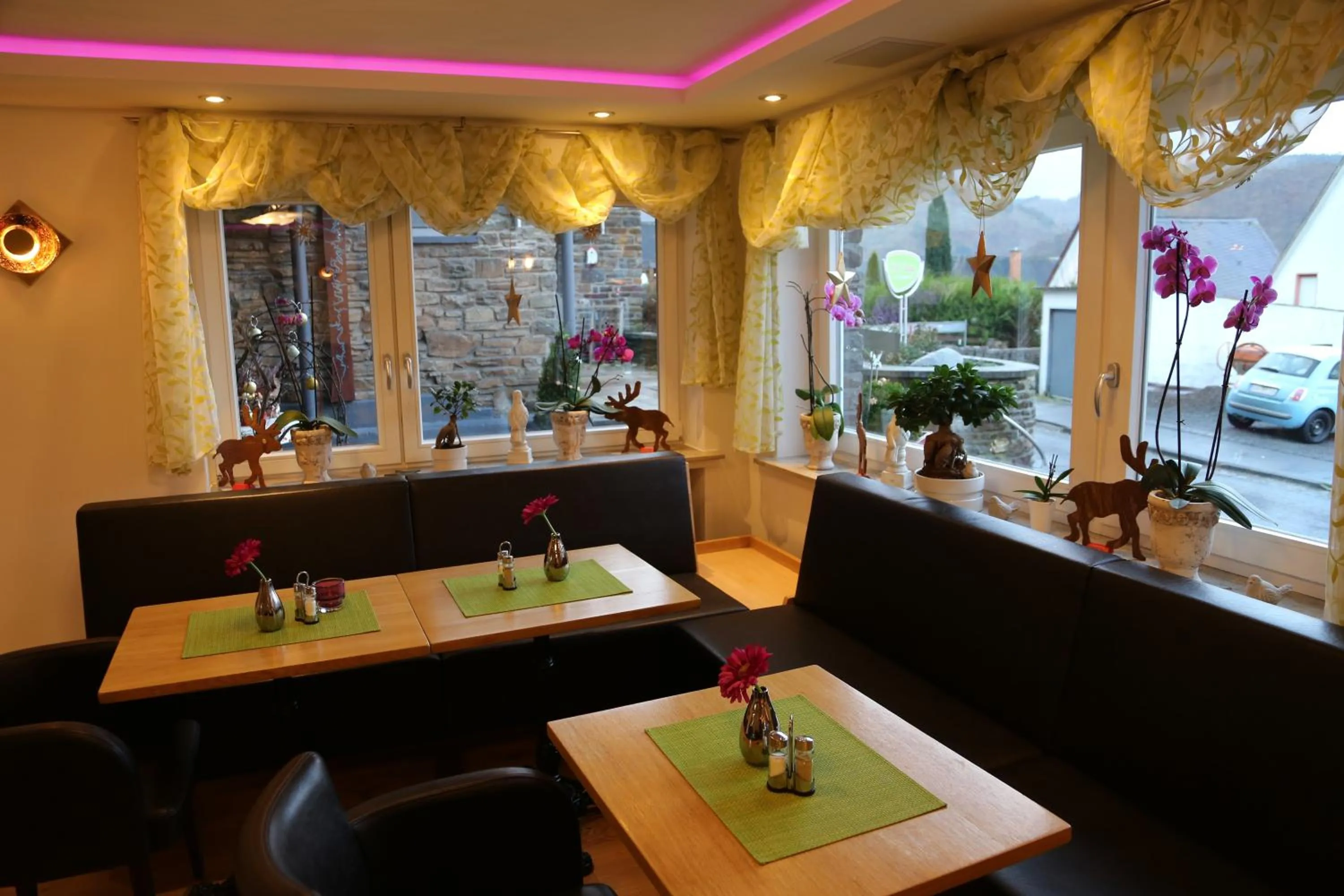 Communal lounge/ TV room in Hotel Vintage Am Bundesbank-Bunker