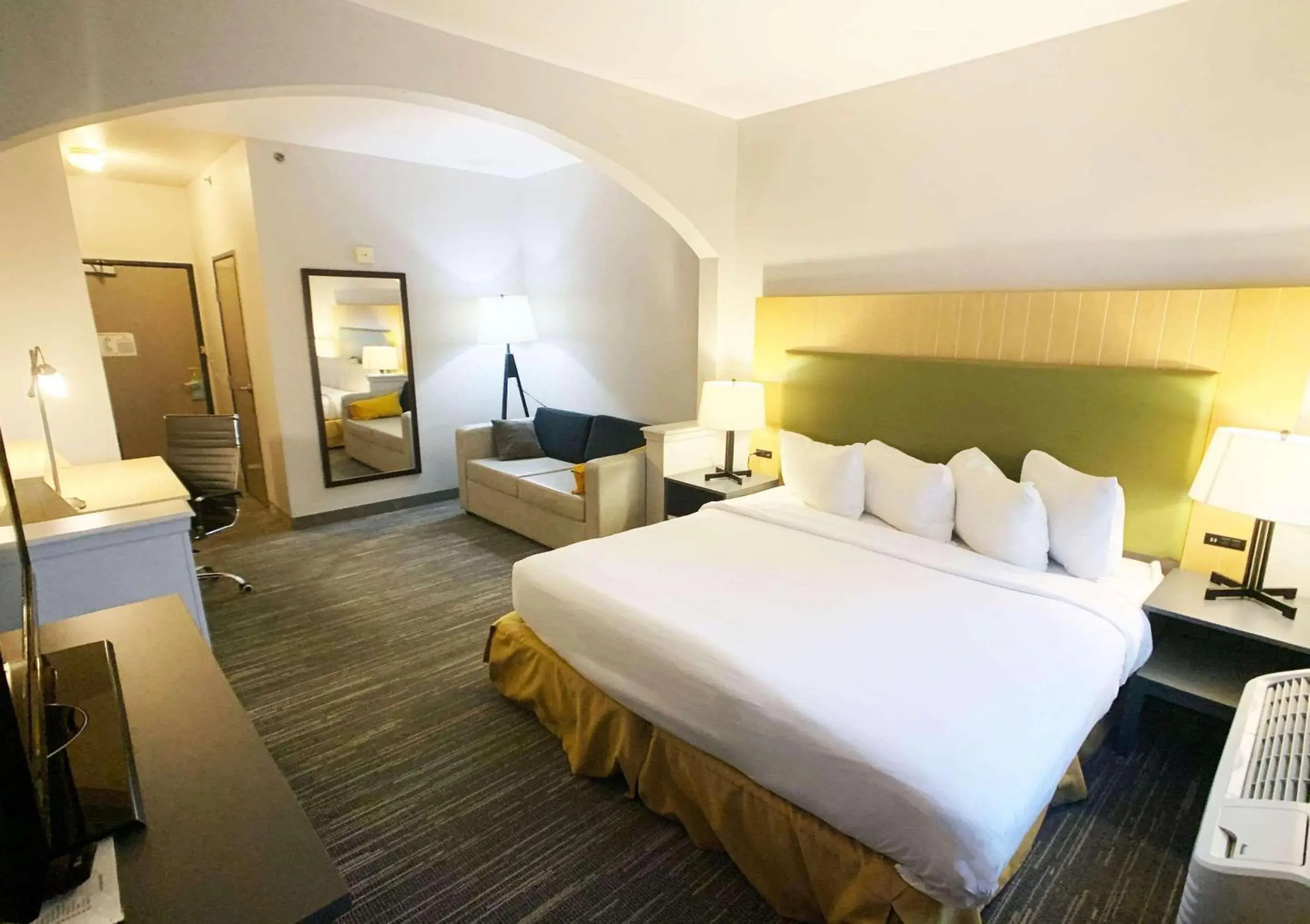 King Suite with Pool View - Disability Access/Non Smoking in Country Inn & Suites by Radisson, Fort Worth West l-30 NAS JRB King Suite with Pool View - Disability Access/Non Smoking in Country Inn & Suites by Radisson, Fort Worth West l-30 NAS JRB