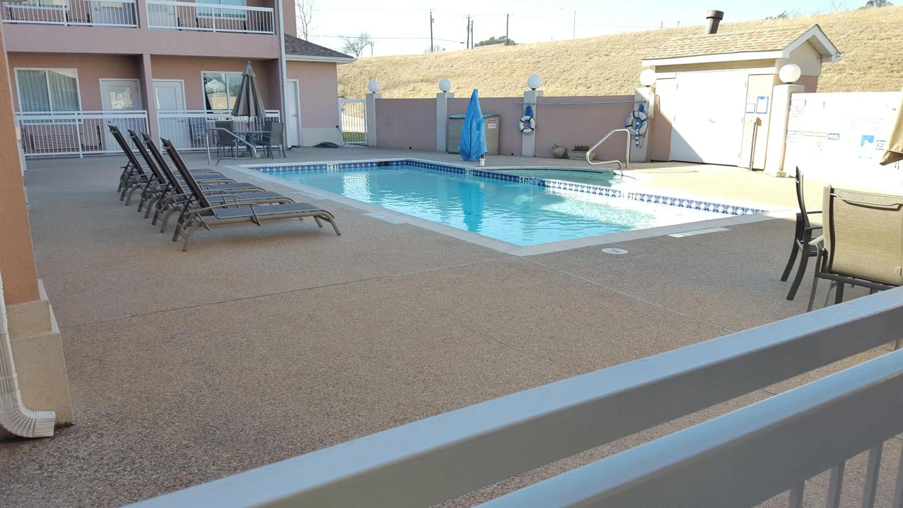 Patio in Country Inn & Suites by Radisson, Fort Worth West l-30 NAS JRB