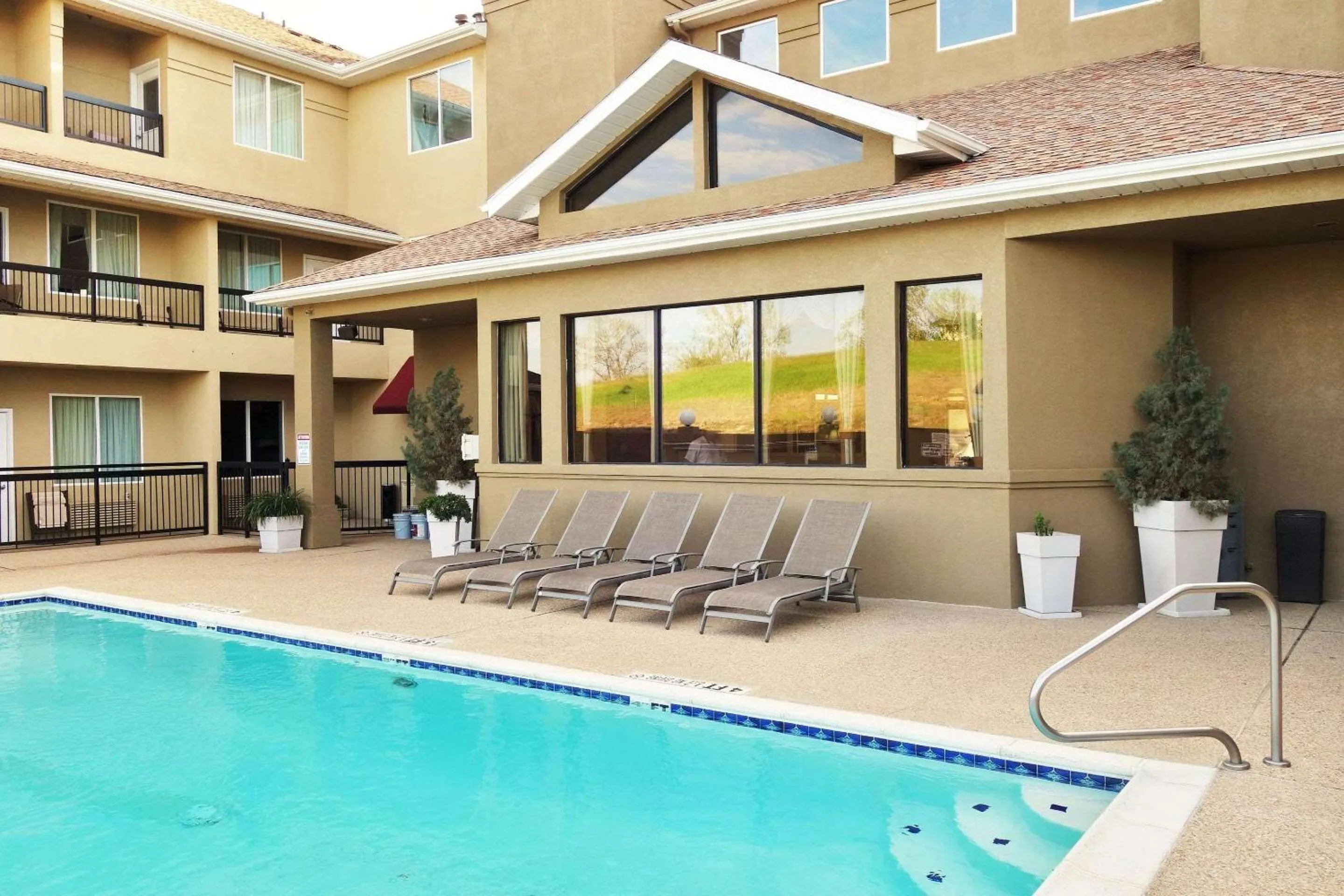 Property building in Country Inn & Suites by Radisson, Fort Worth West l-30 NAS JRB