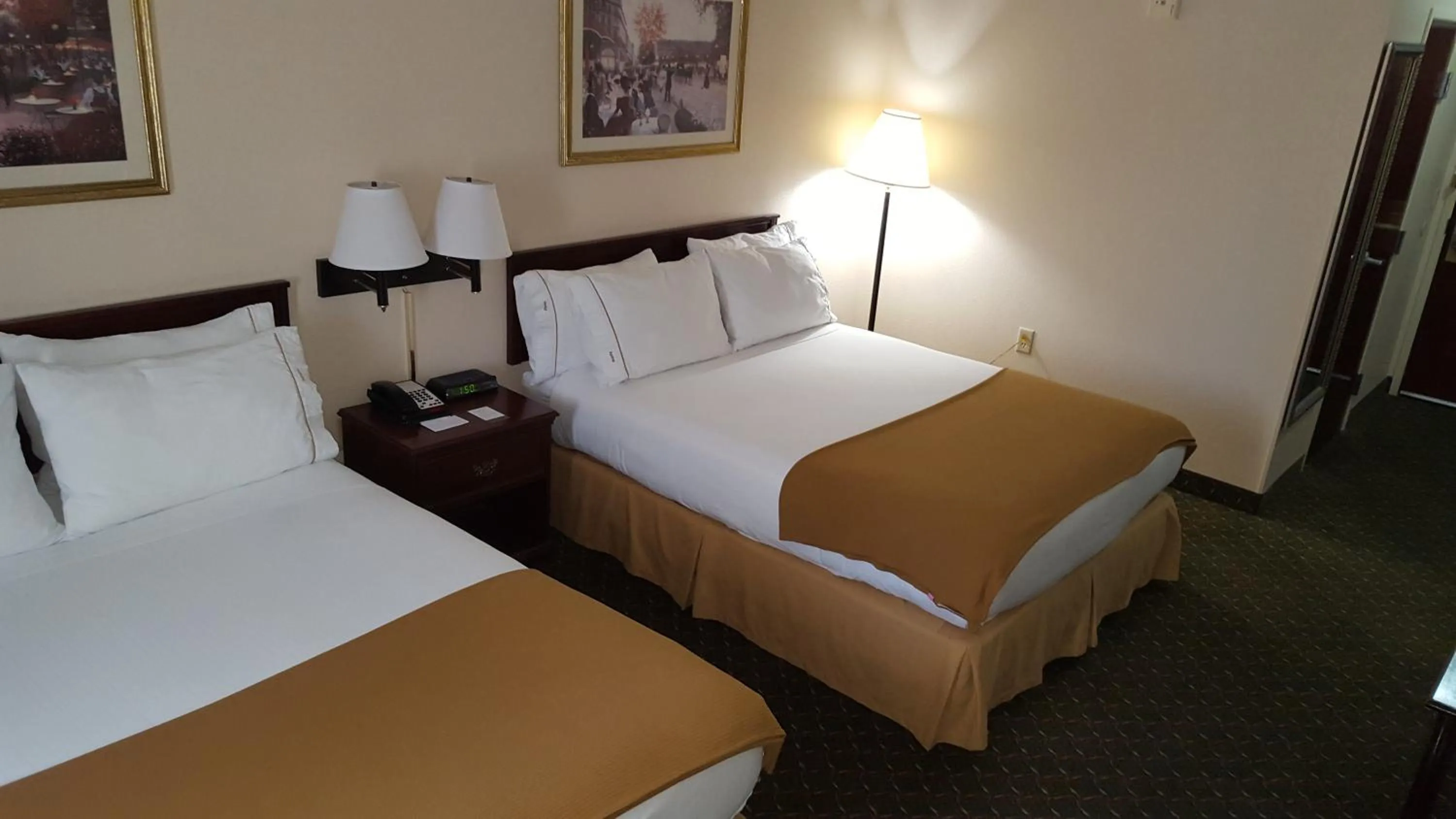 Bed in Country Inn & Suites by Radisson, Fort Worth West l-30 NAS JRB