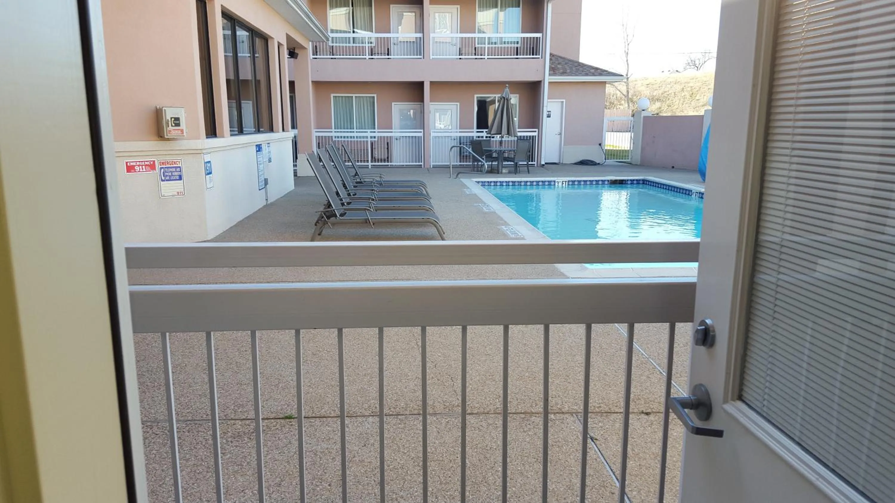 Patio in Country Inn & Suites by Radisson, Fort Worth West l-30 NAS JRB