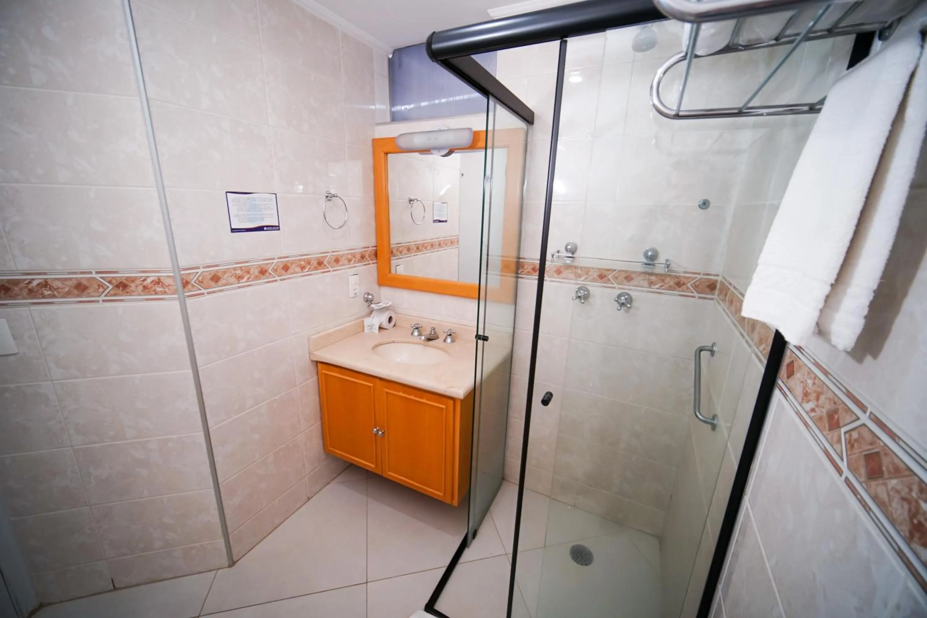 Bathroom in Hotel Dan Inn Sorocaba by Nacional Inn