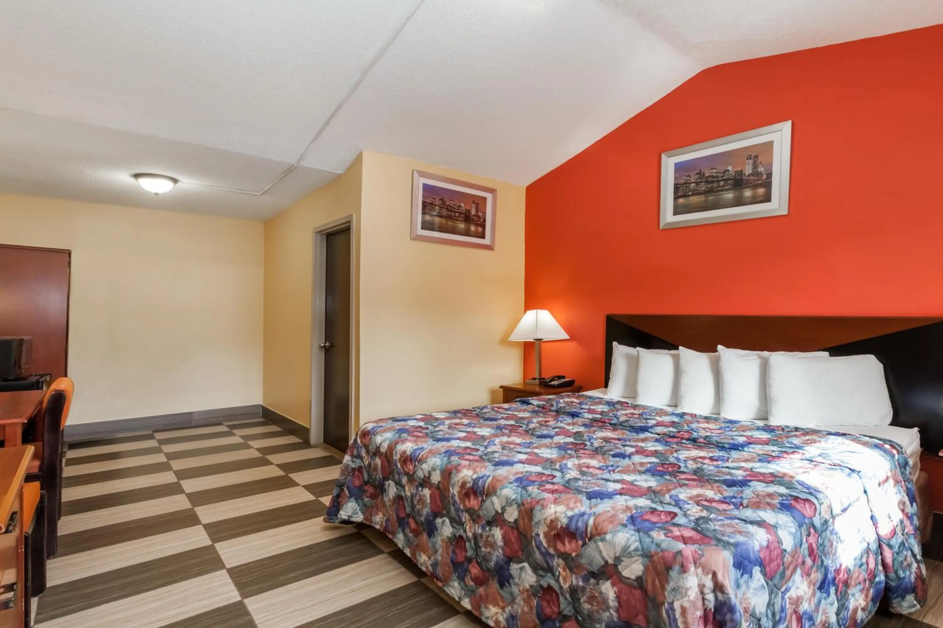 Bed in Travelodge by Wyndham Jersey City