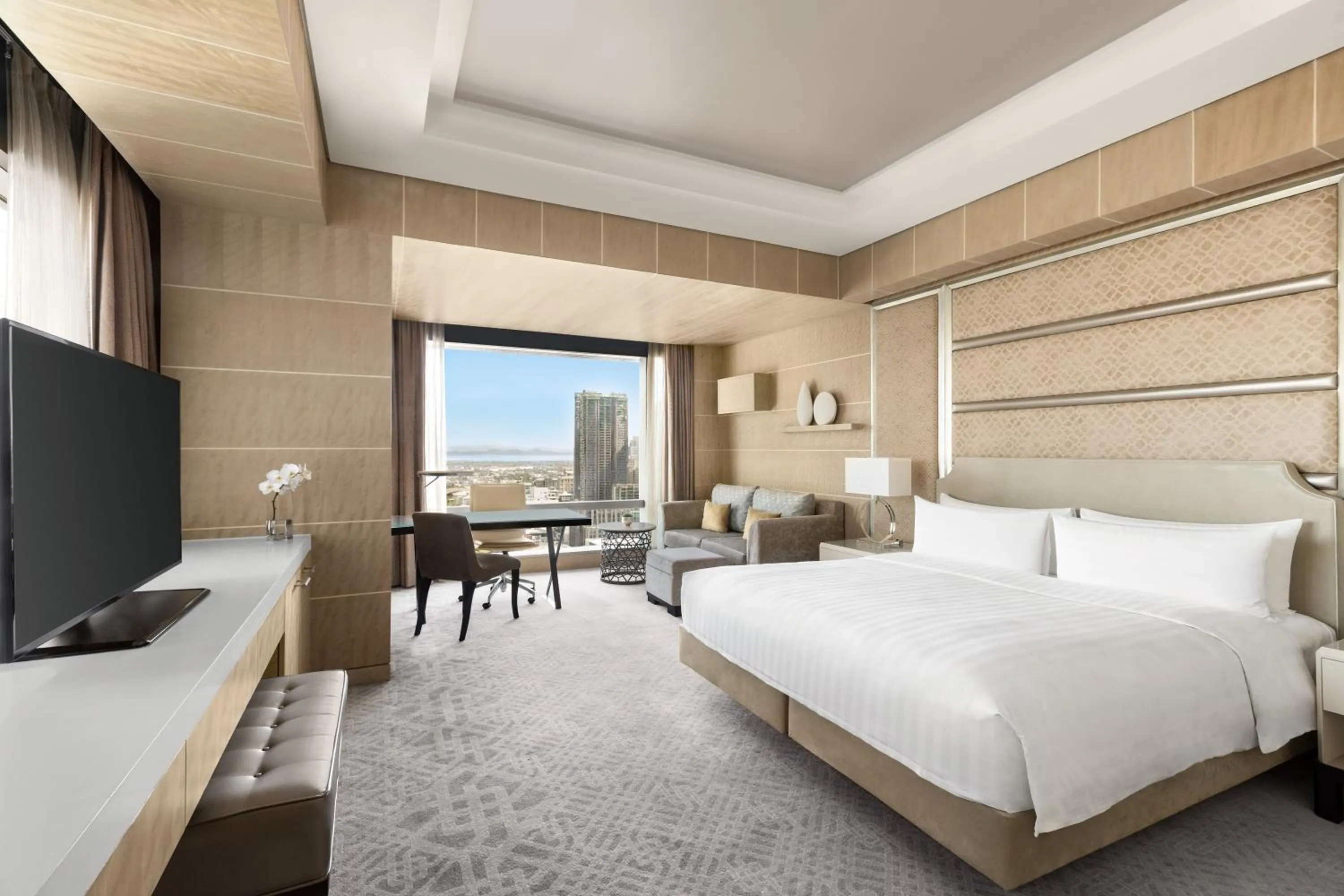 Photo of the whole room, Bed in Shangri-La The Fort, Manila