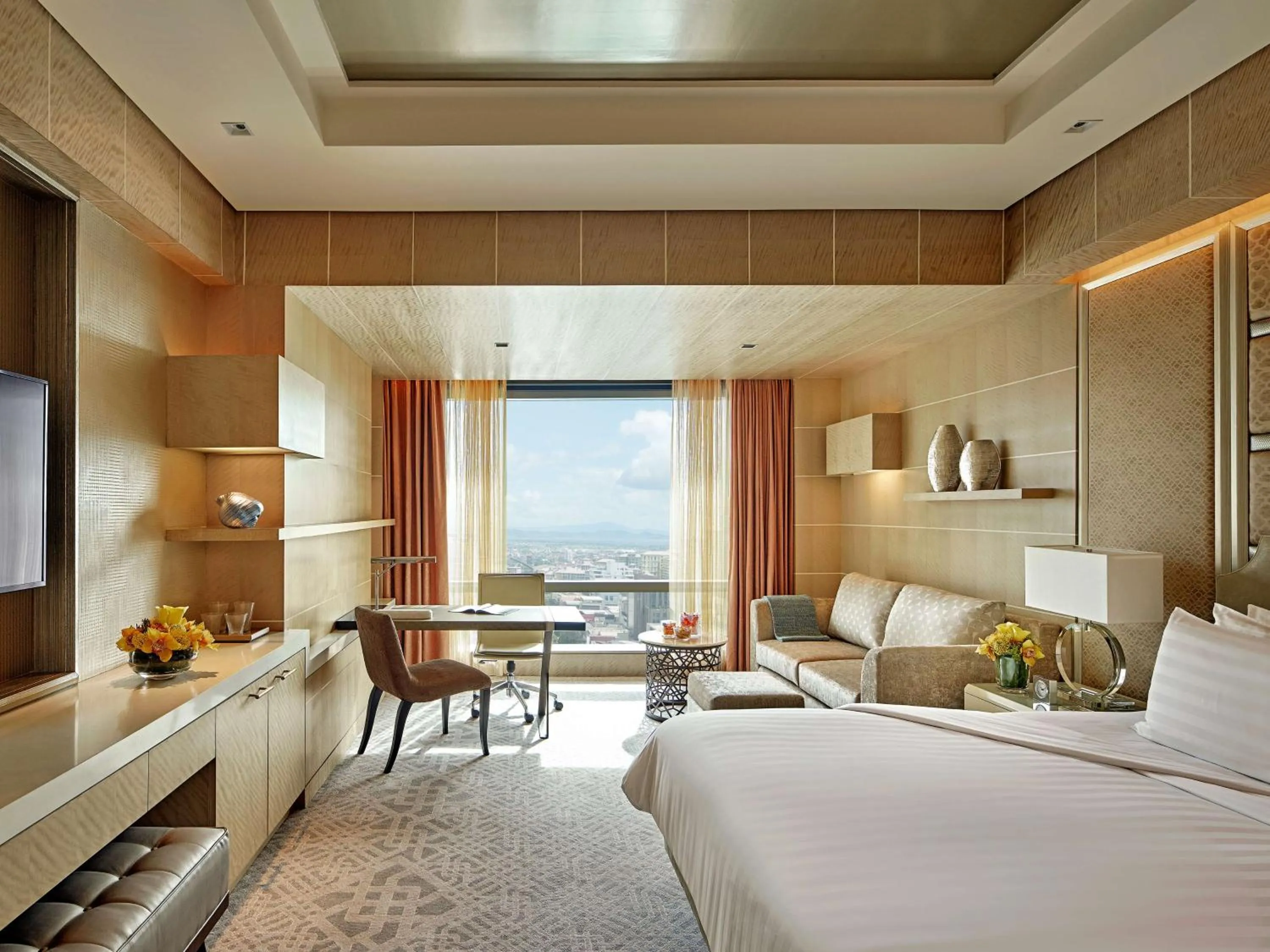 Photo of the whole room, Bed in Shangri-La The Fort, Manila