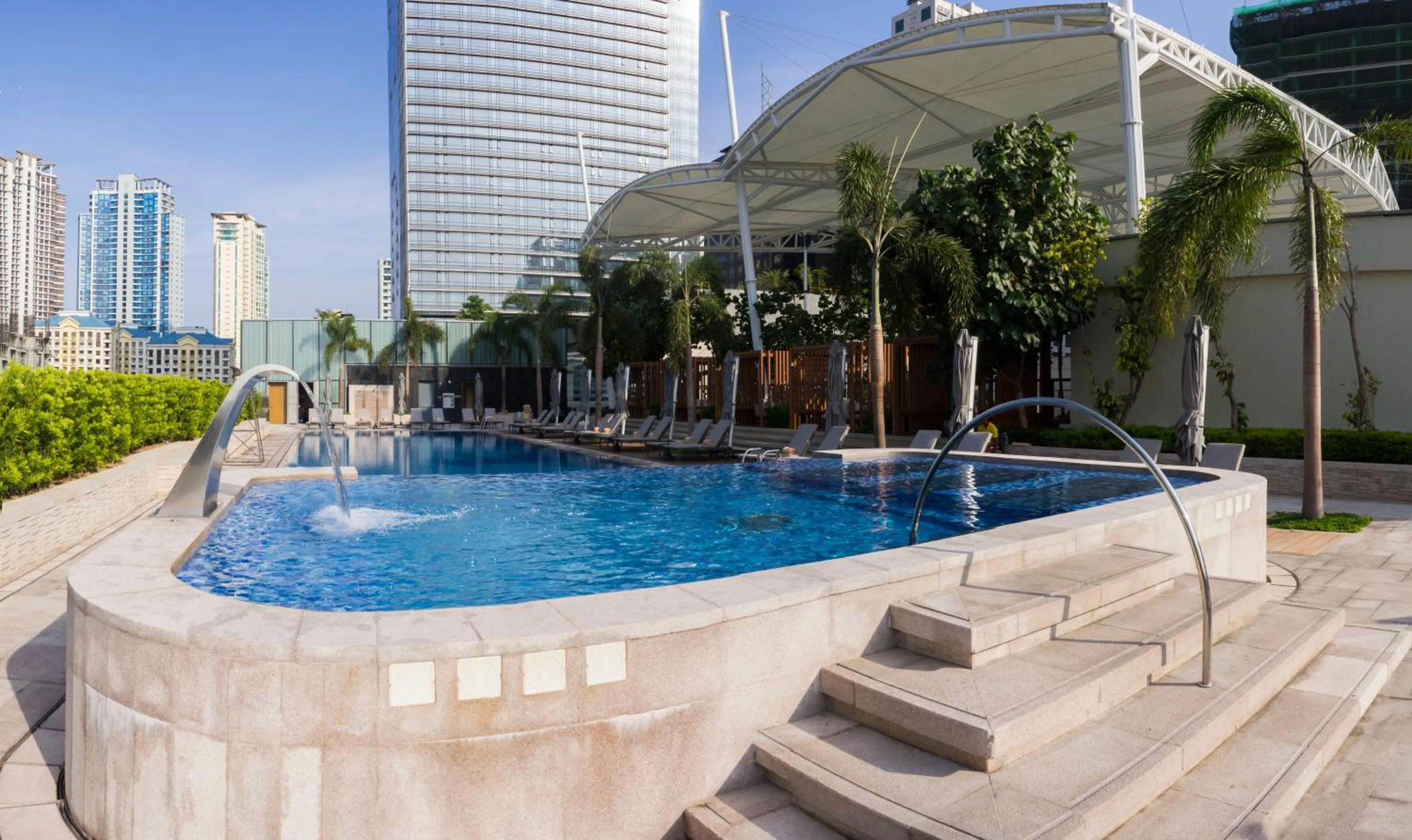 Swimming pool in Shangri-La The Fort, Manila