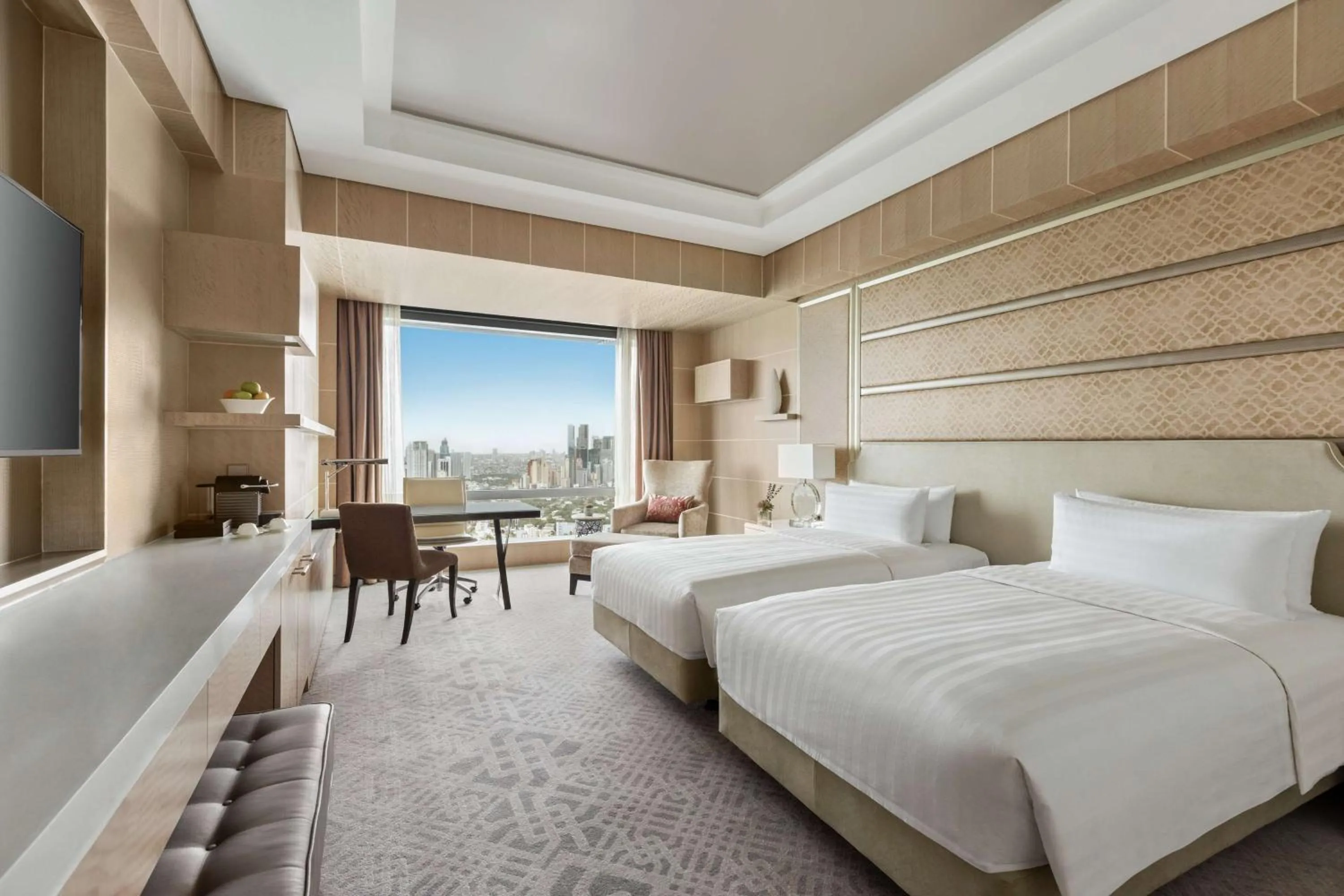 Photo of the whole room, Bed in Shangri-La The Fort, Manila