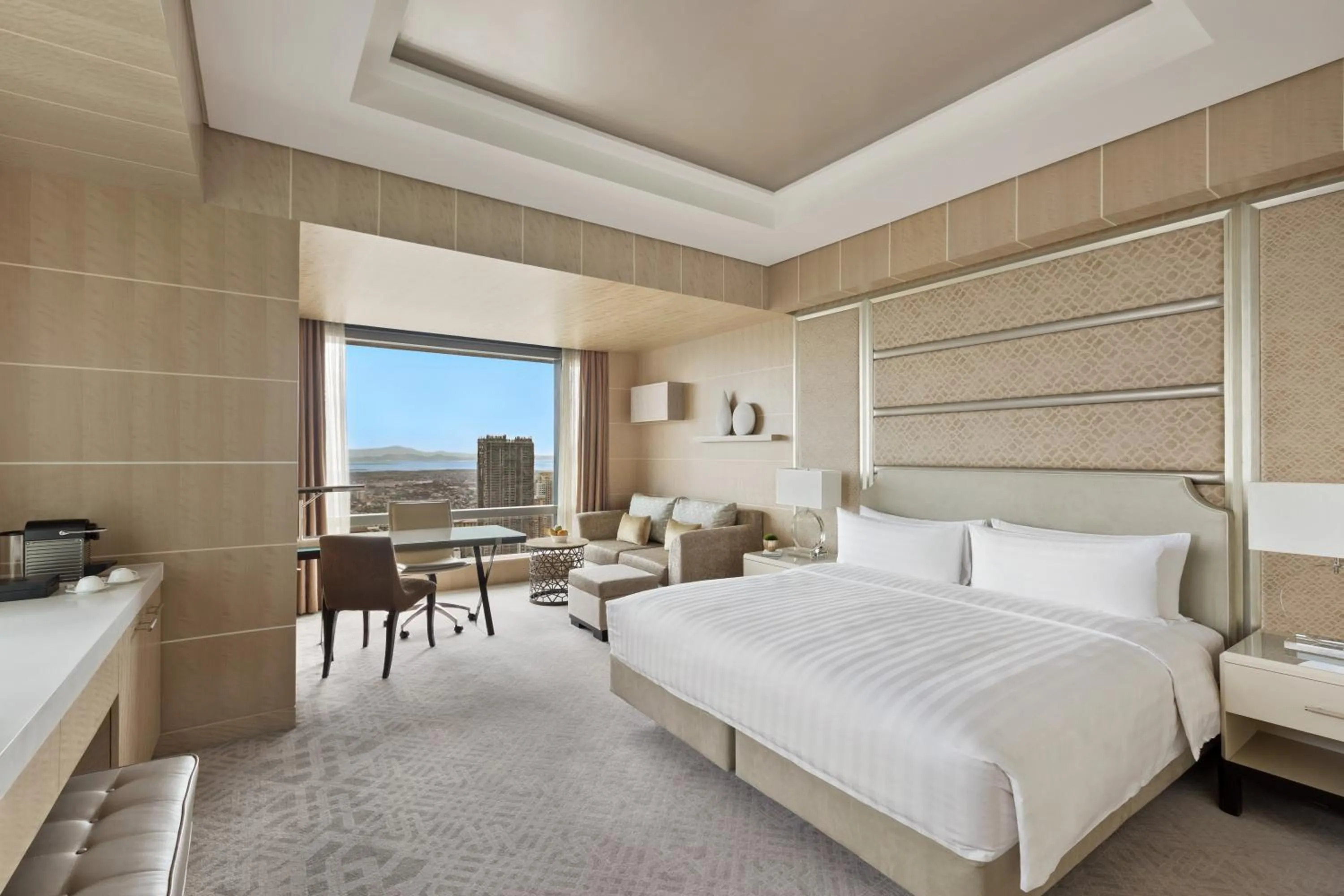 Photo of the whole room, Bed in Shangri-La The Fort, Manila