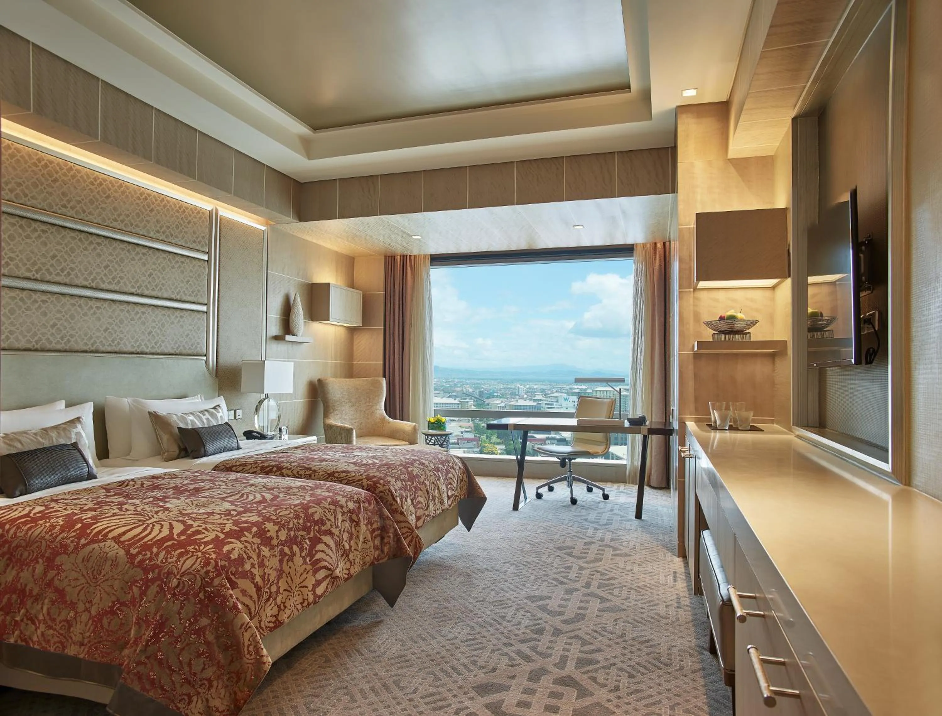 Photo of the whole room, Bed in Shangri-La The Fort, Manila