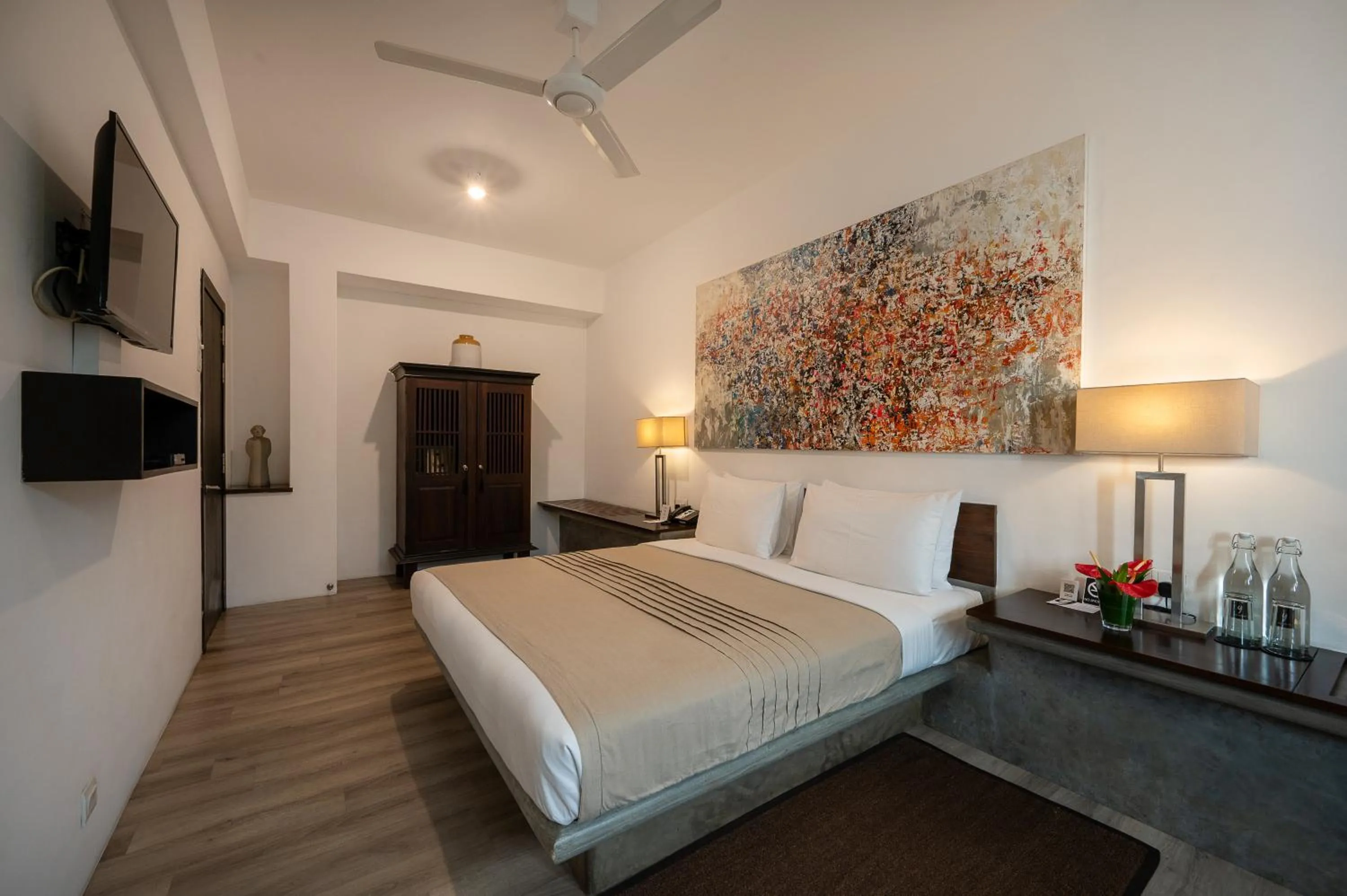 TV and multimedia, Bed in Nyne Hotels Lake Lodge - Colombo