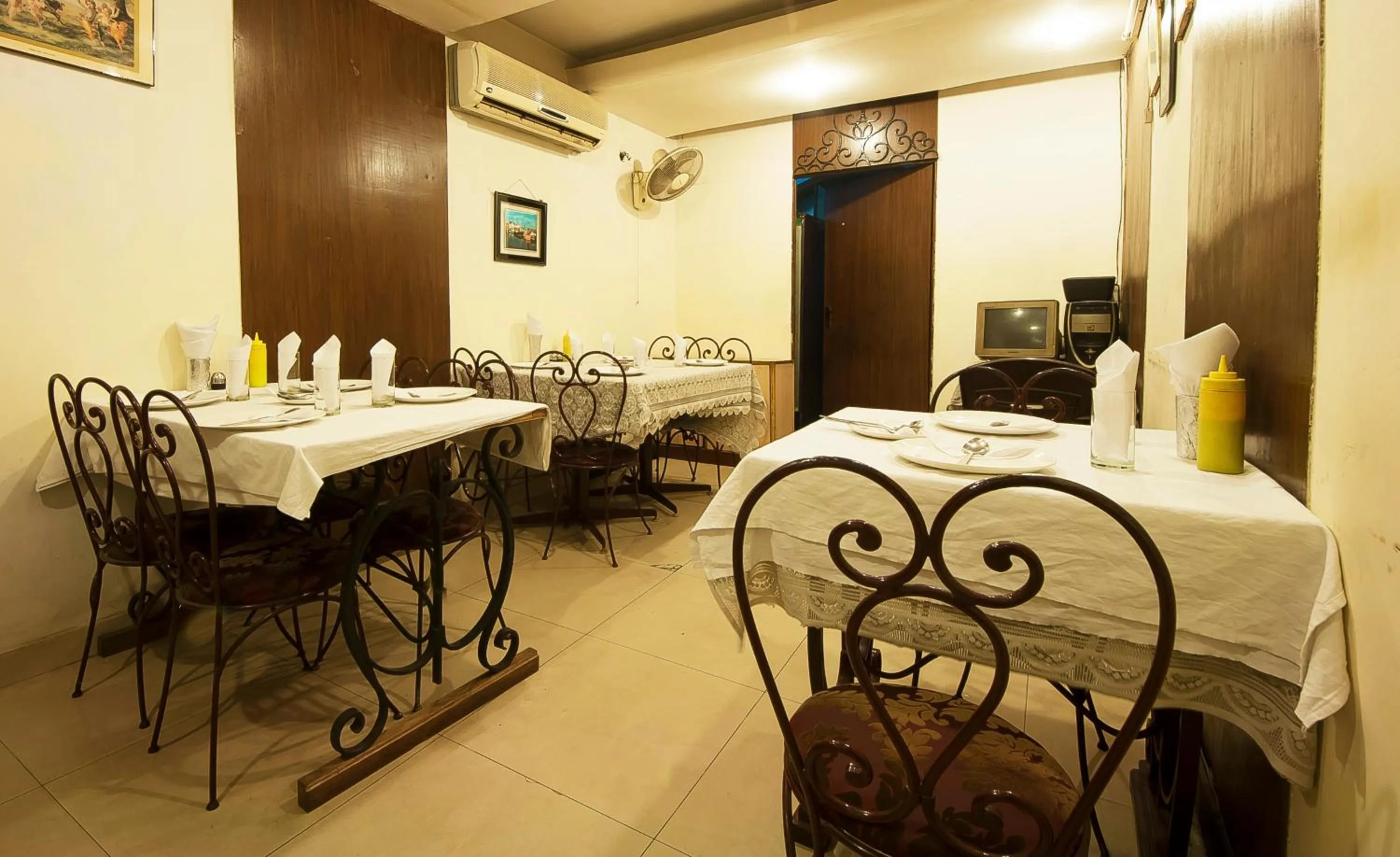 Restaurant/places to eat in Golden Leaf Hotel
