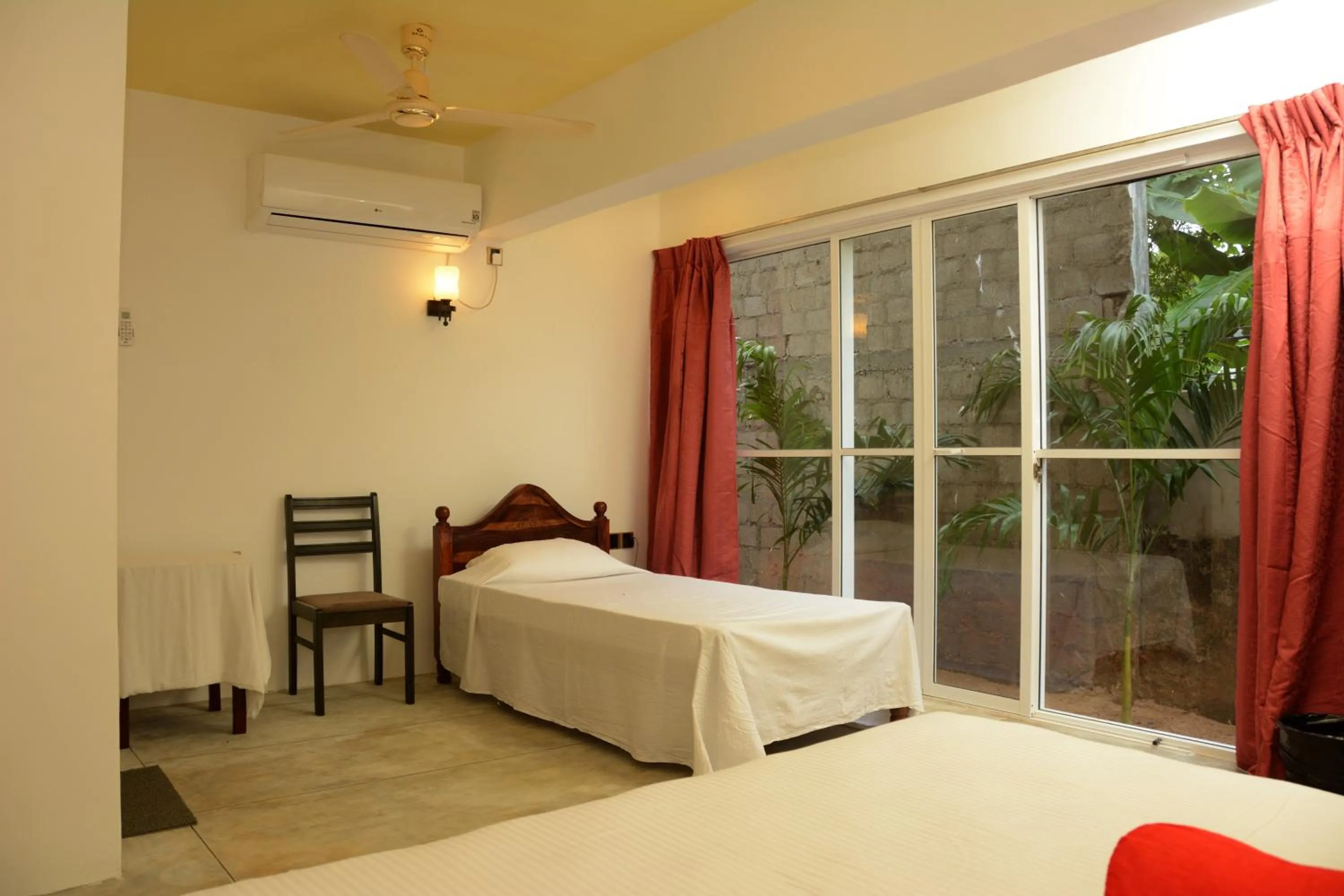 Shower, Bed in Hotel Tobiko