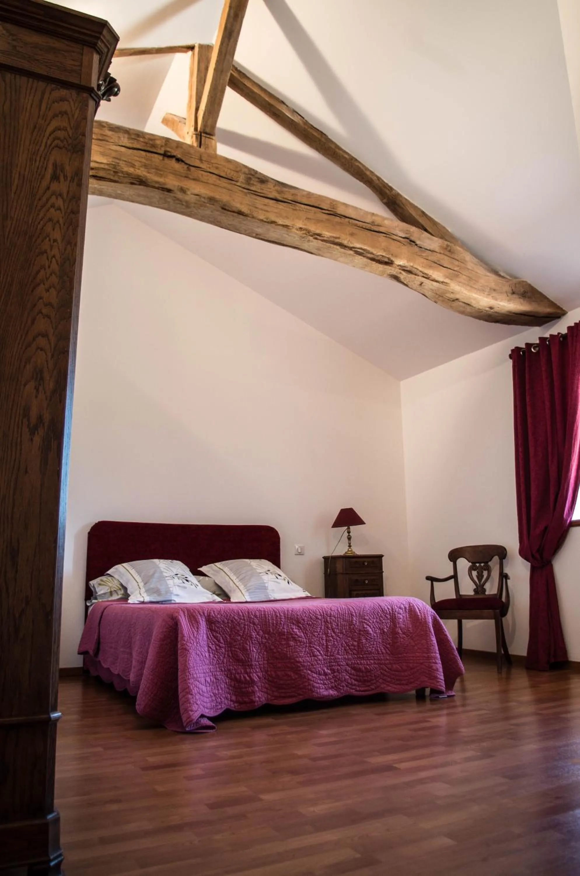 Bed in Domaine Joseph LAFARGE Wine Resort B&B