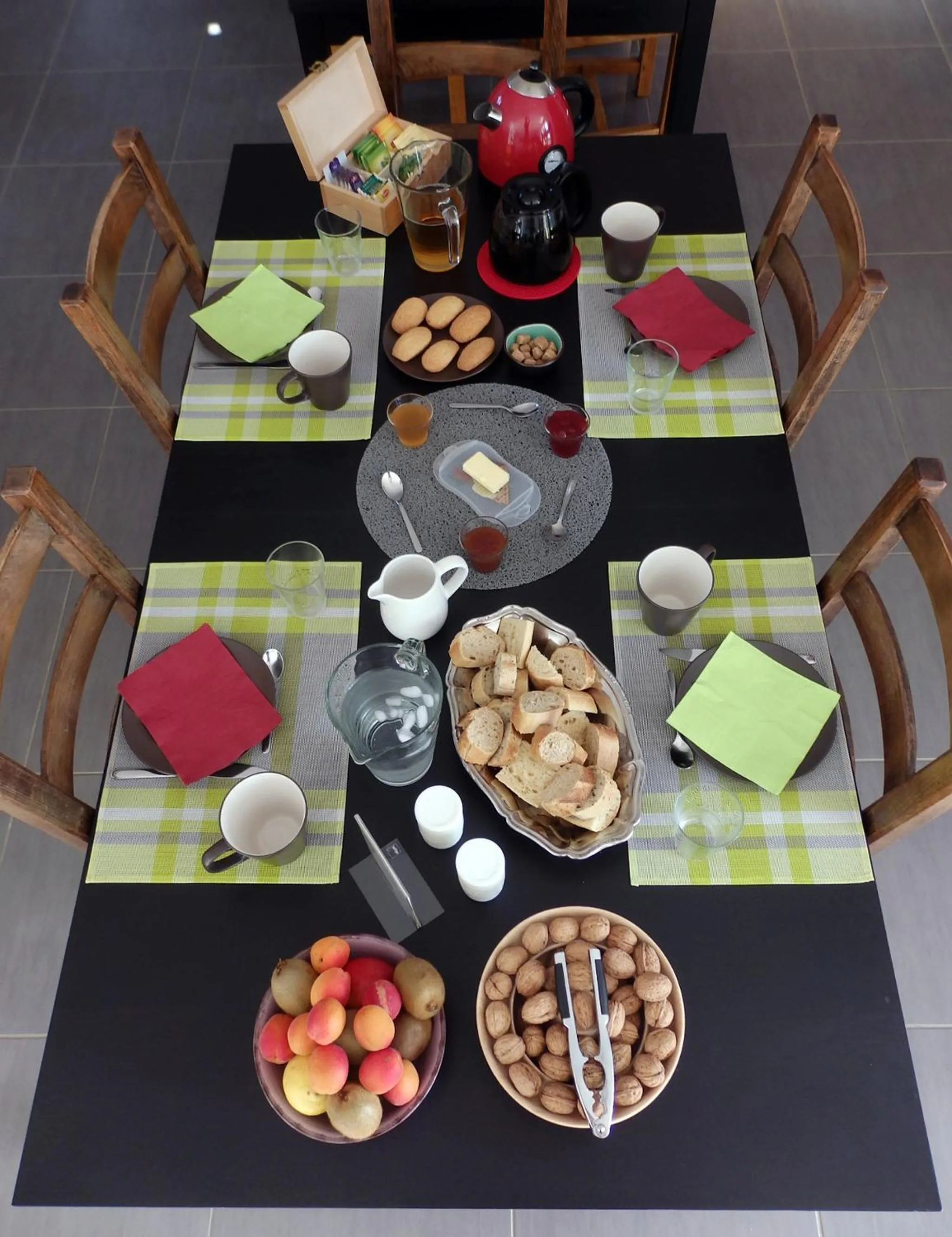 Food and drinks in Domaine Joseph LAFARGE Wine Resort B&B