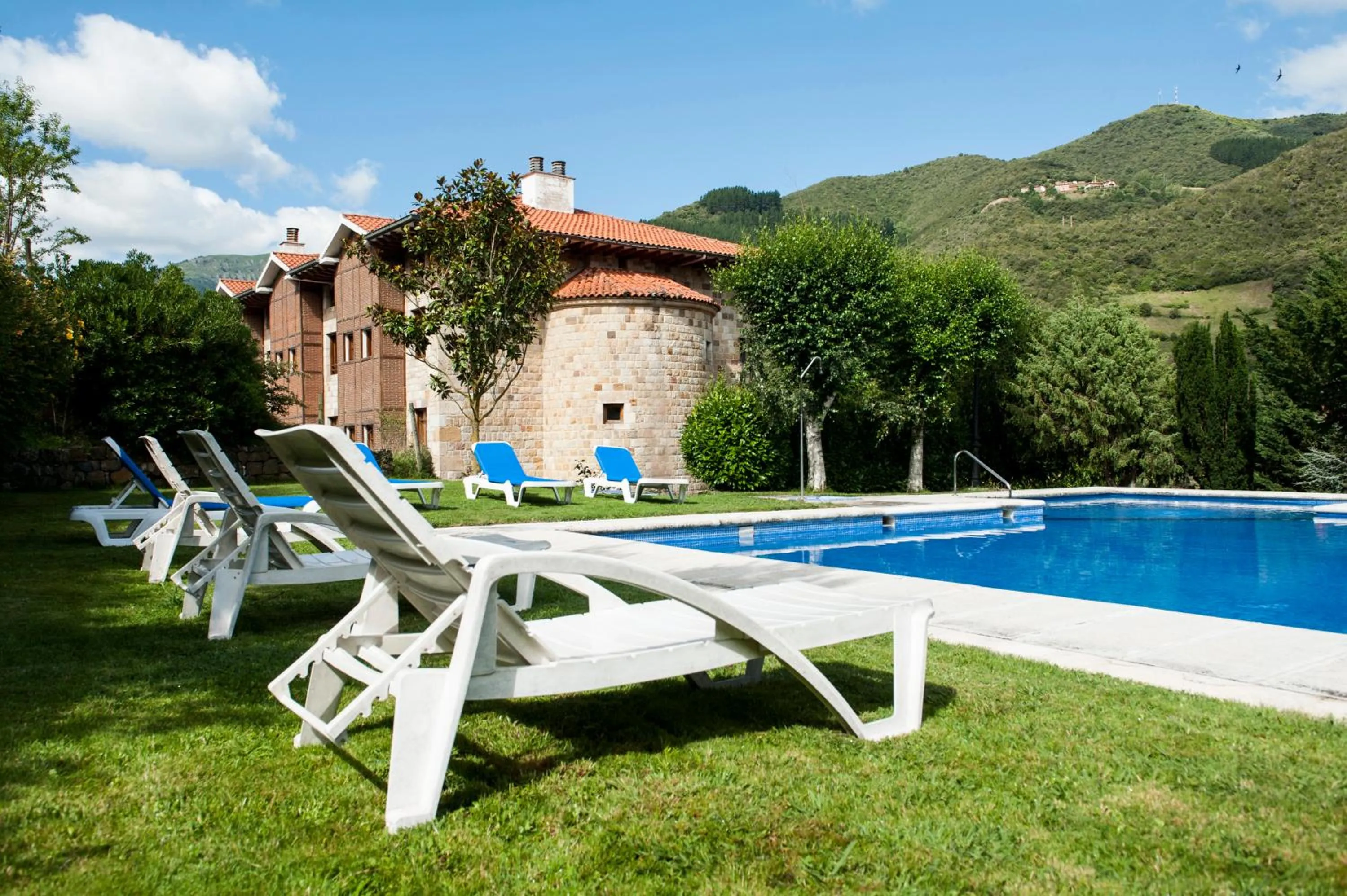 Swimming pool in Hotel Infantado