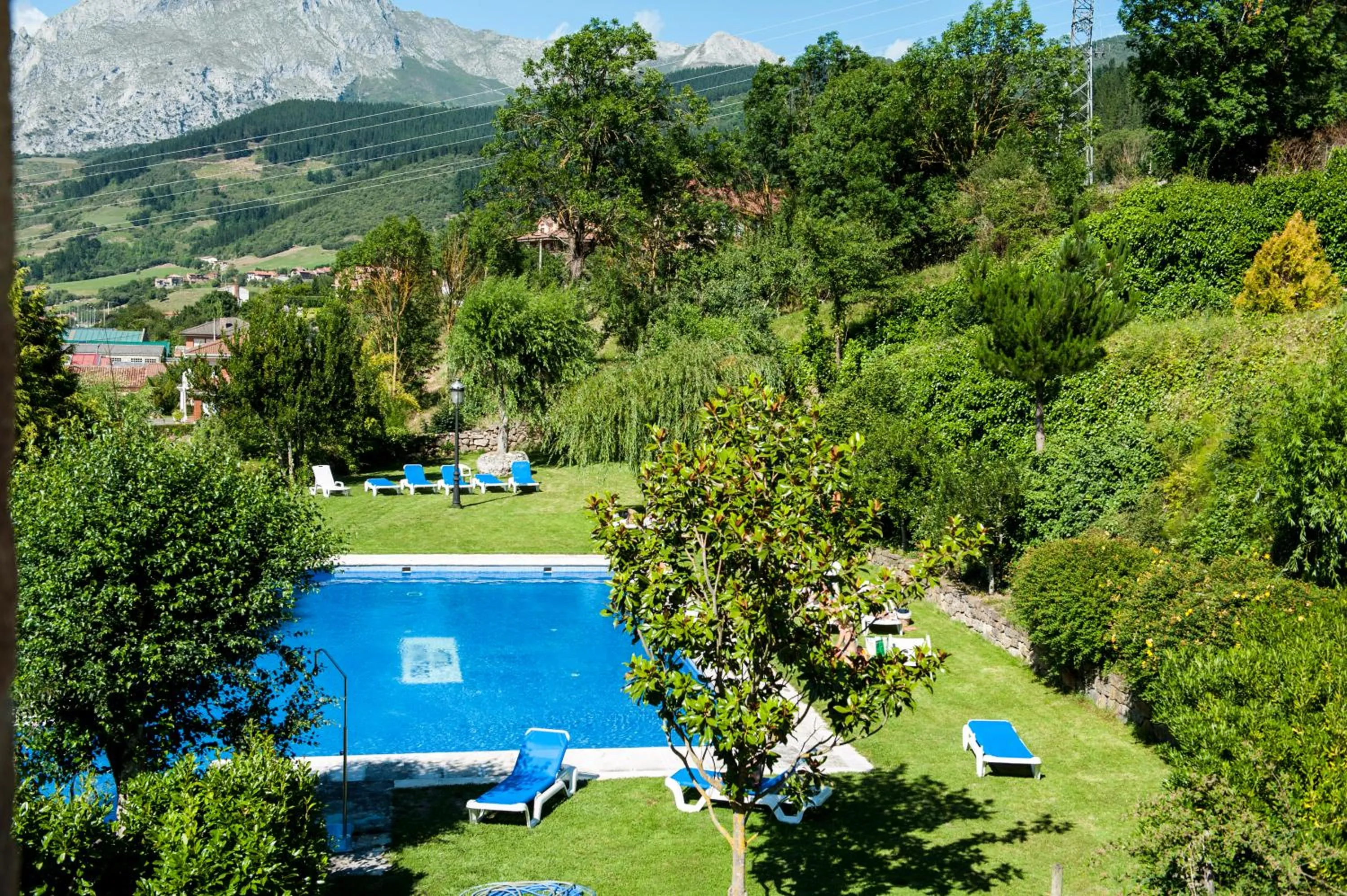 Swimming pool in Hotel Infantado