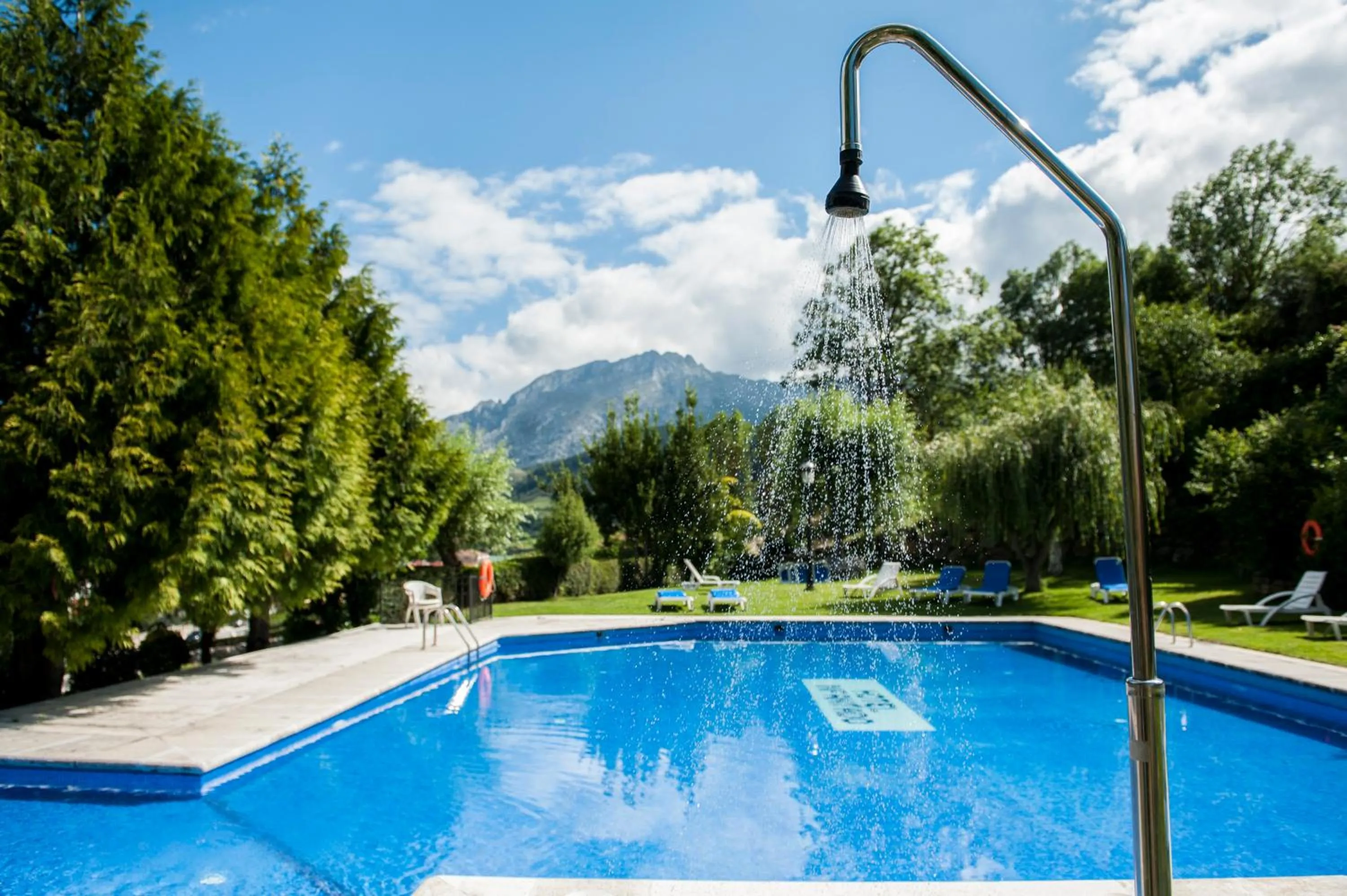 Swimming pool in Hotel Infantado