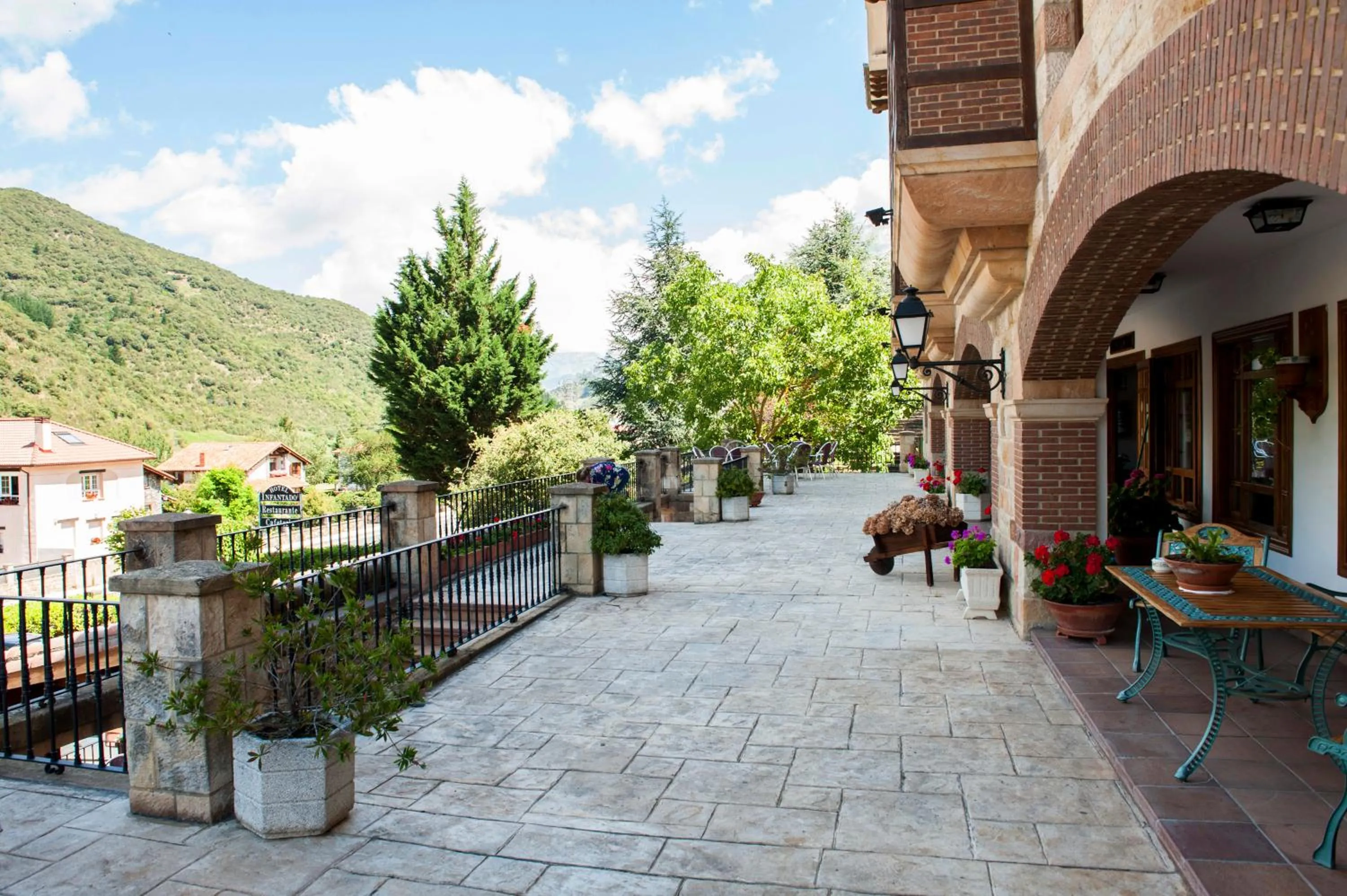 Facade/entrance in Hotel Infantado