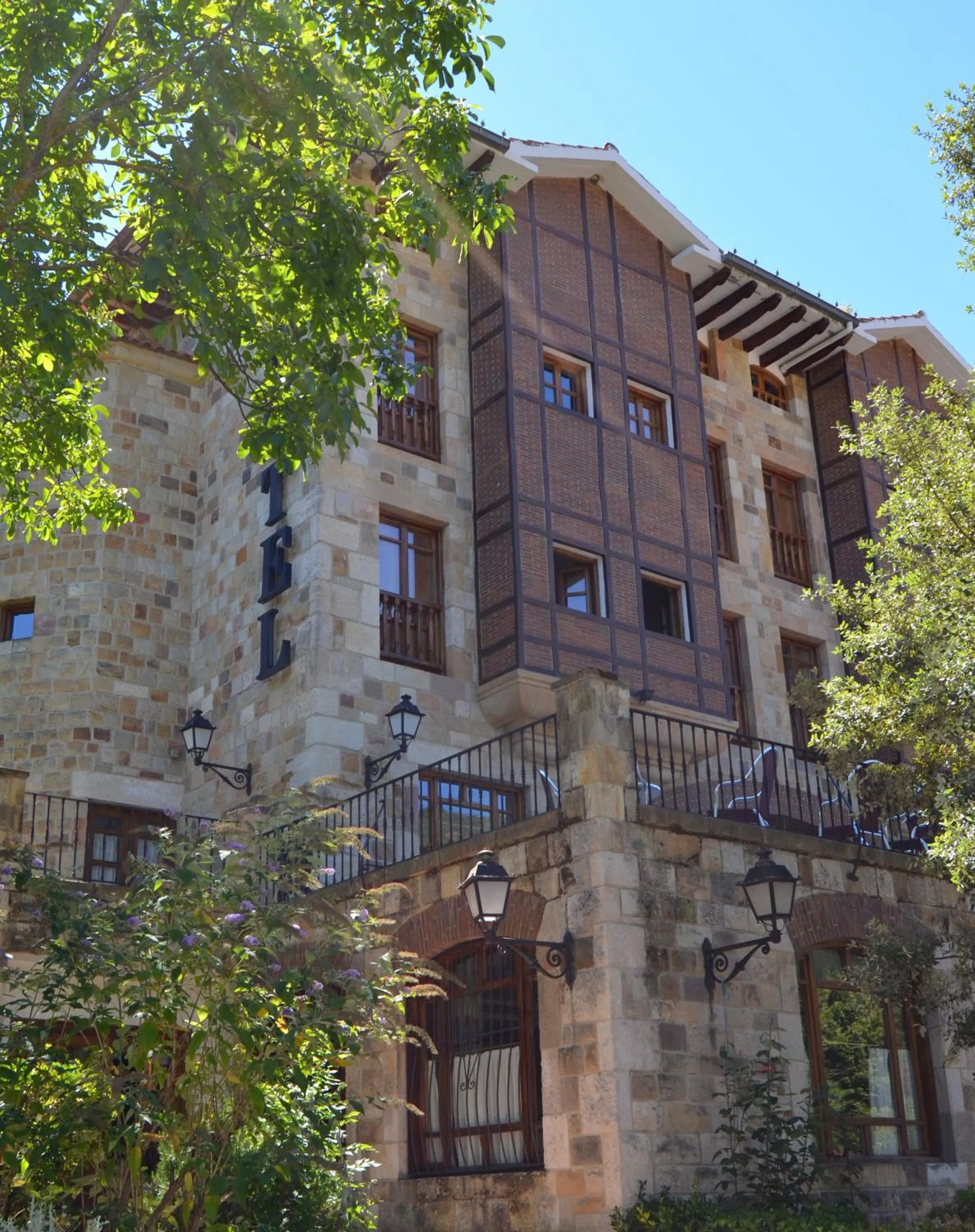 Communal lounge/ TV room in Hotel Infantado