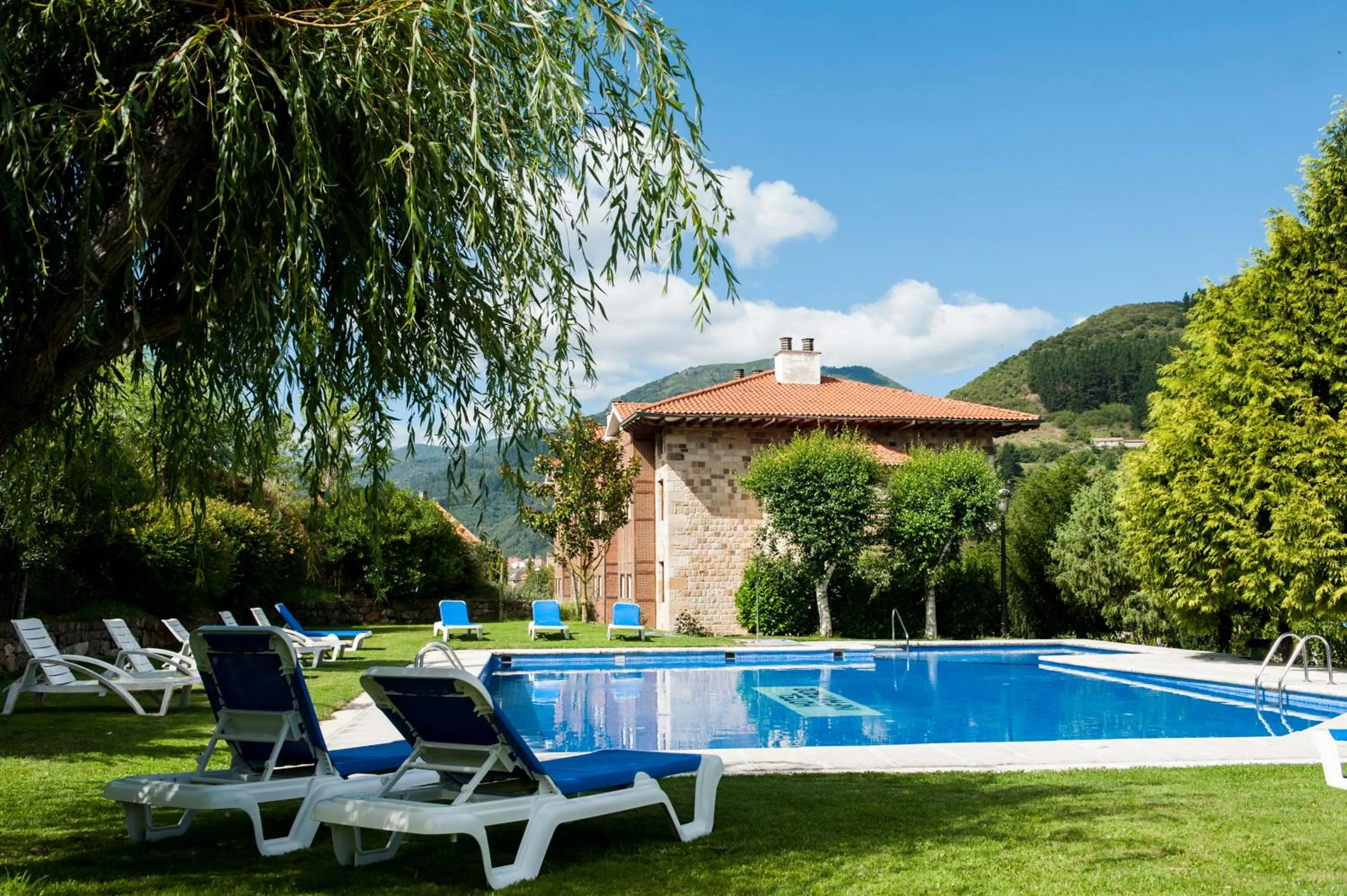 Swimming pool in Hotel Infantado