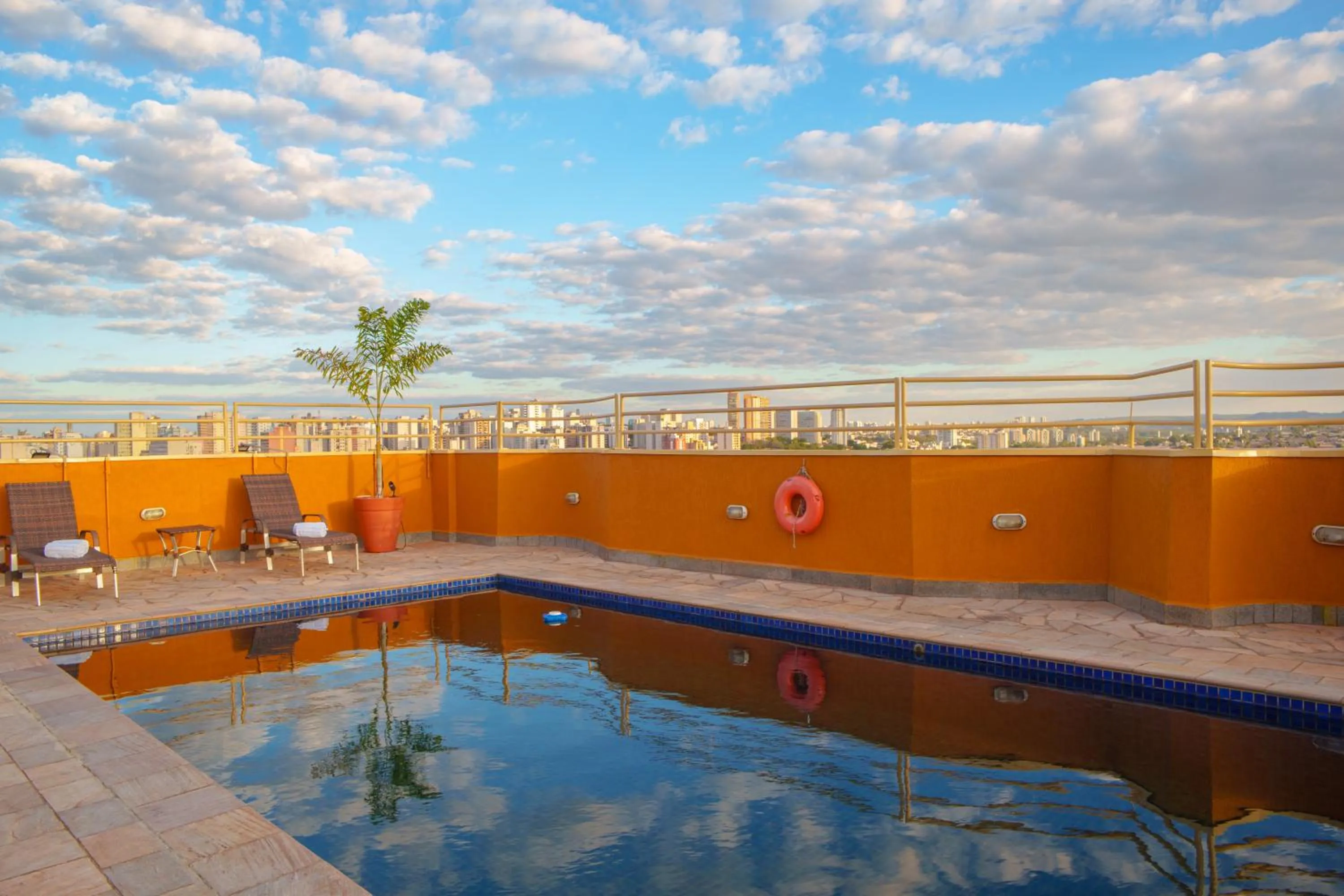 Swimming pool in Hotel Dan Inn Ribeirão Preto By Nacional Inn